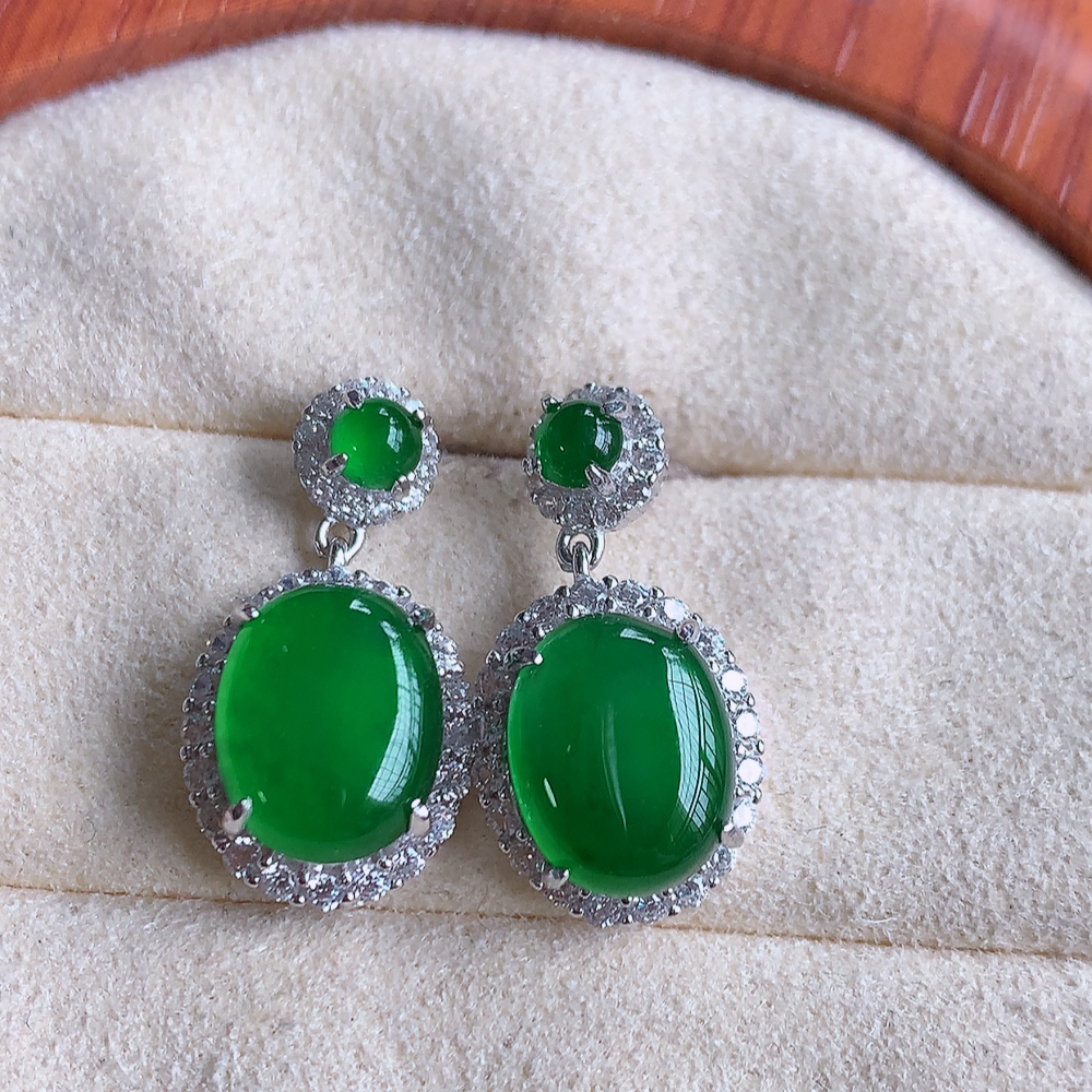 冰满绿翡翠925银镶嵌耳钉，自然光实拍，翠色灵动，颜色漂亮，种老水足，品相佳，佩戴佳品！W502.28  取一整体尺寸：20.5-10.8-6.3mm  裸石尺寸：10-7.6mm