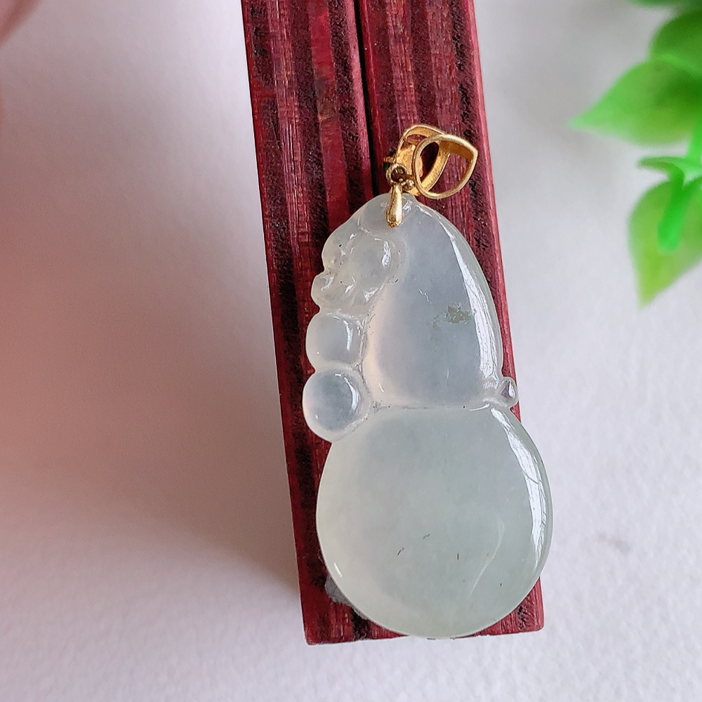 18k金扣冰润葫芦翡翠吊坠  寓意“福禄双全，加官进爵，财源滚滚” 莹润通透，抱满大气  清新脱俗    W01.28  尺寸：26-13.5-5mm