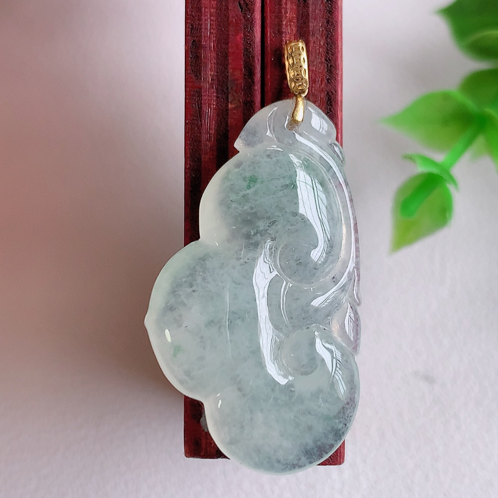 18k金扣冰润吉祥如意翡翠吊坠  寓意“万事如意，吉祥如意,福寿绵长 心想事成”饱满大气，通透水润  W01.28  尺寸：32.5-18.8-6mm