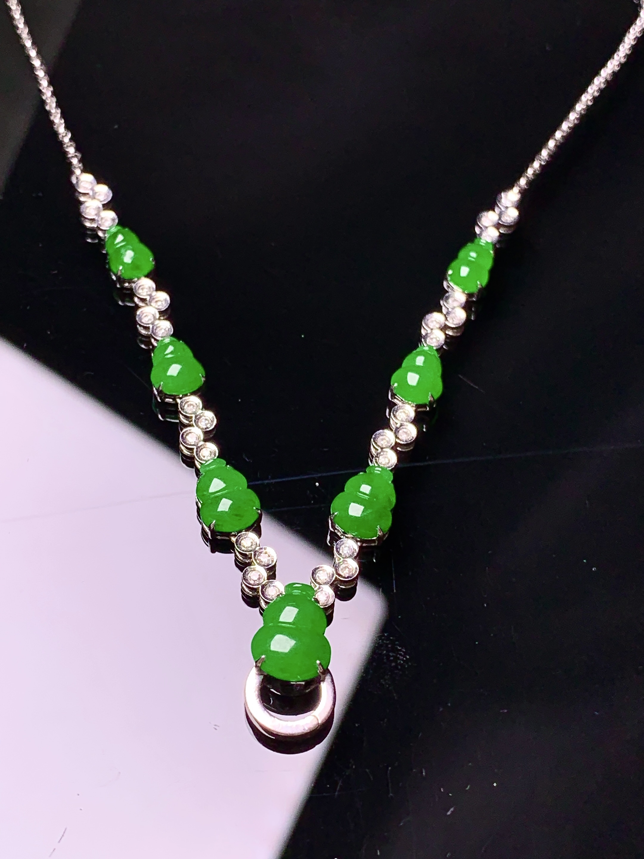 18k金钻镶嵌满绿葫芦多用项链 玉质细腻 色泽艳丽清新 水润亮眼 整体尺寸58*6.7*4.5y4