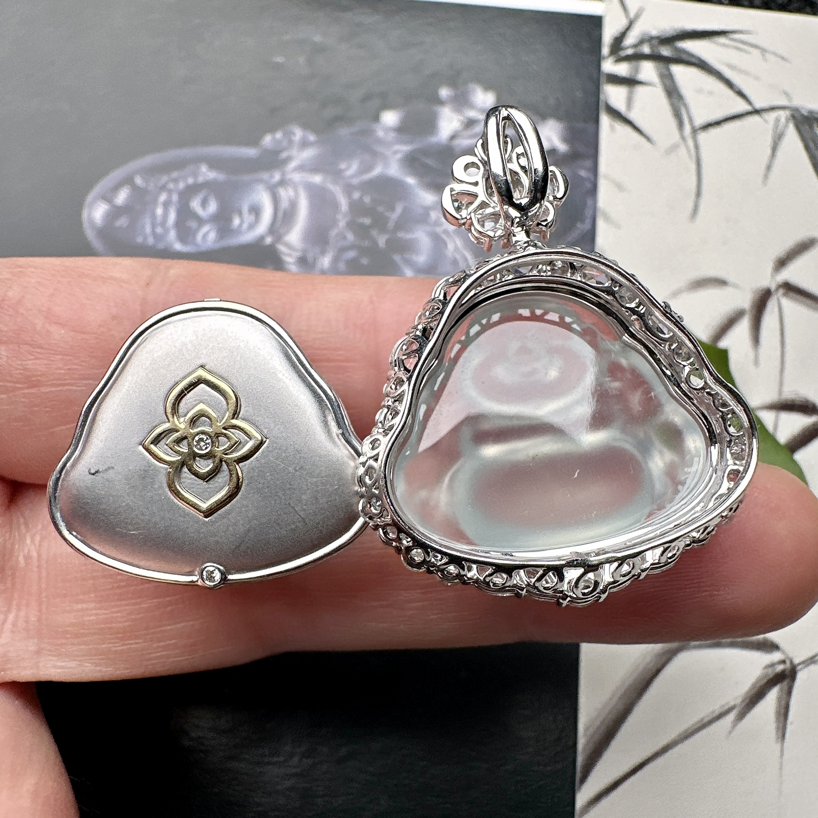 【冰种蓝底佛公吊坠】种水上乘，晶莹剔透，纯净通透，莹光感很强，18k金钻镶嵌，裸石尺寸19.8*24.2*5.8毫米