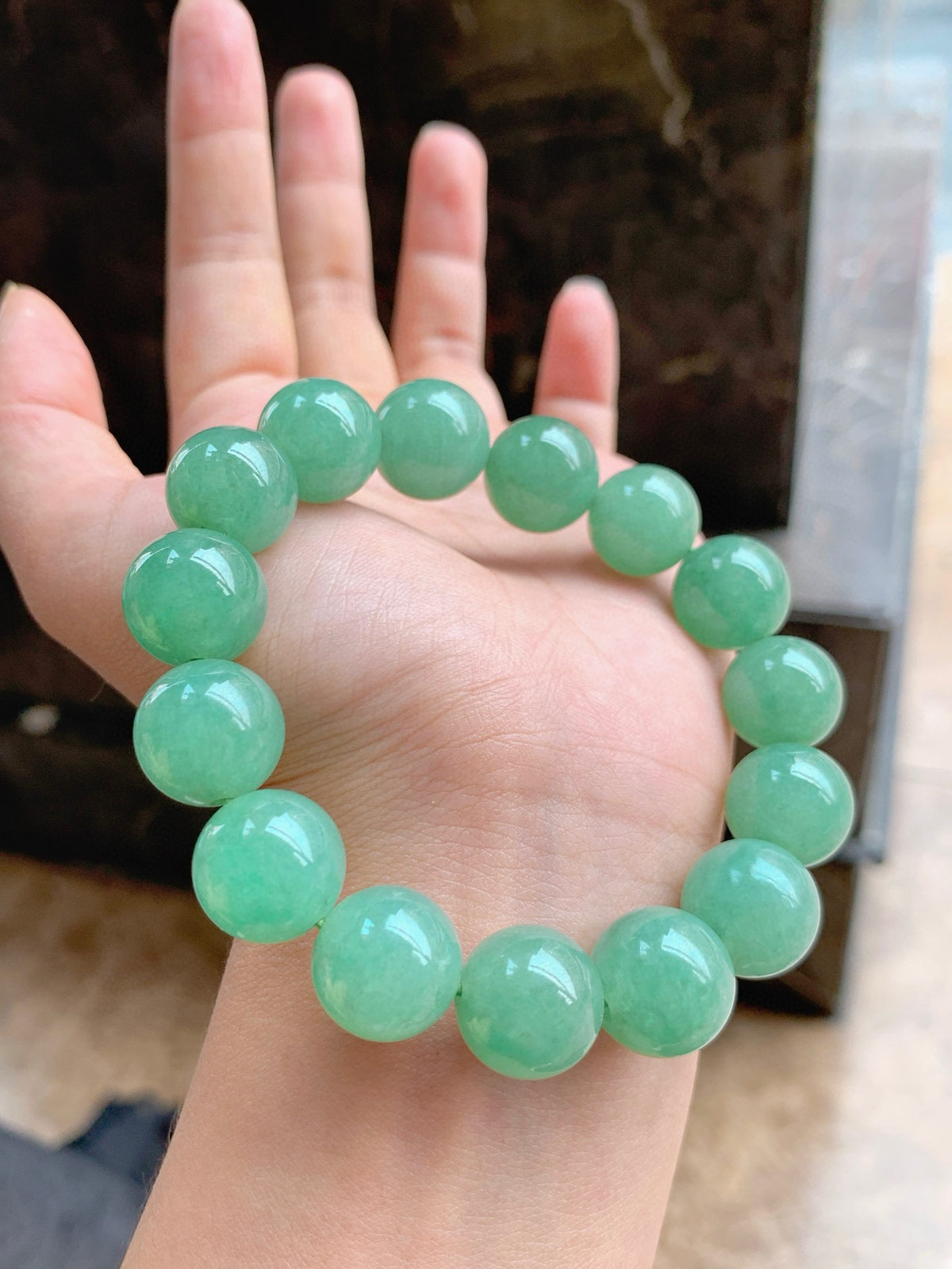 甜绿·珠珠手串
盘玩超舒服的甜绿手串，珠体圆润手感糯，上手温柔大气～