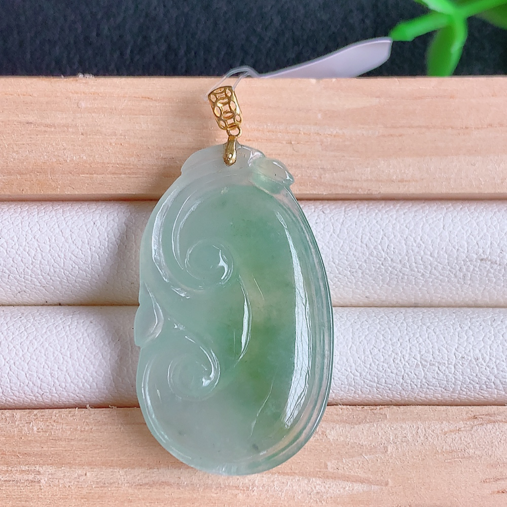 18k金扣冰润吉祥如意翡翠吊坠  寓意“万事如意，吉祥如意,福寿绵长 心想事成”饱满大气，通透水润  W49.28  尺寸：30-18-3.6mm