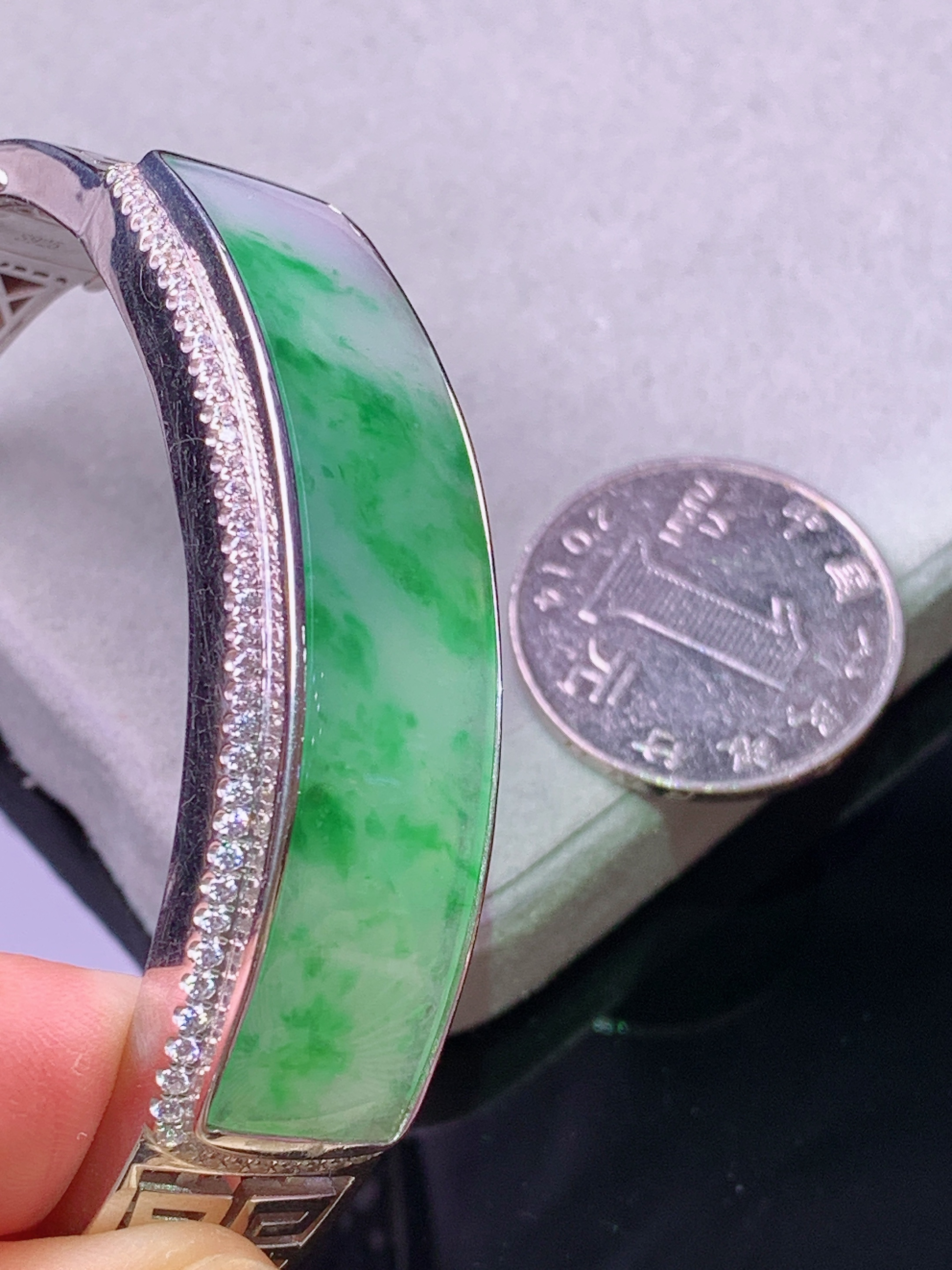 925银镶嵌飘绿弯条手镯 玉质细腻 色泽艳丽清新 圈口60 水润亮眼 裸石尺寸52.8*12.2*2w1