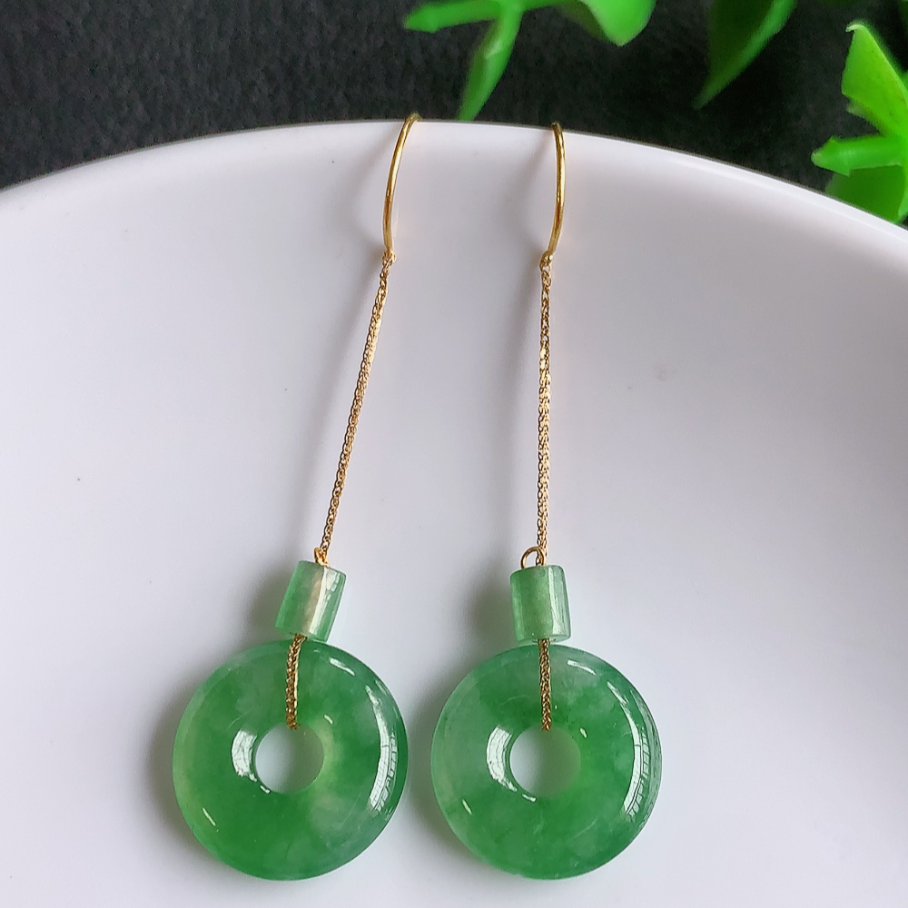 18k金冰满绿翡翠耳钉，自然光实拍，翠色灵动，颜色漂亮，种老水足，品相佳，佩戴佳品！W01.28  取一整体尺寸：13.5-3mm