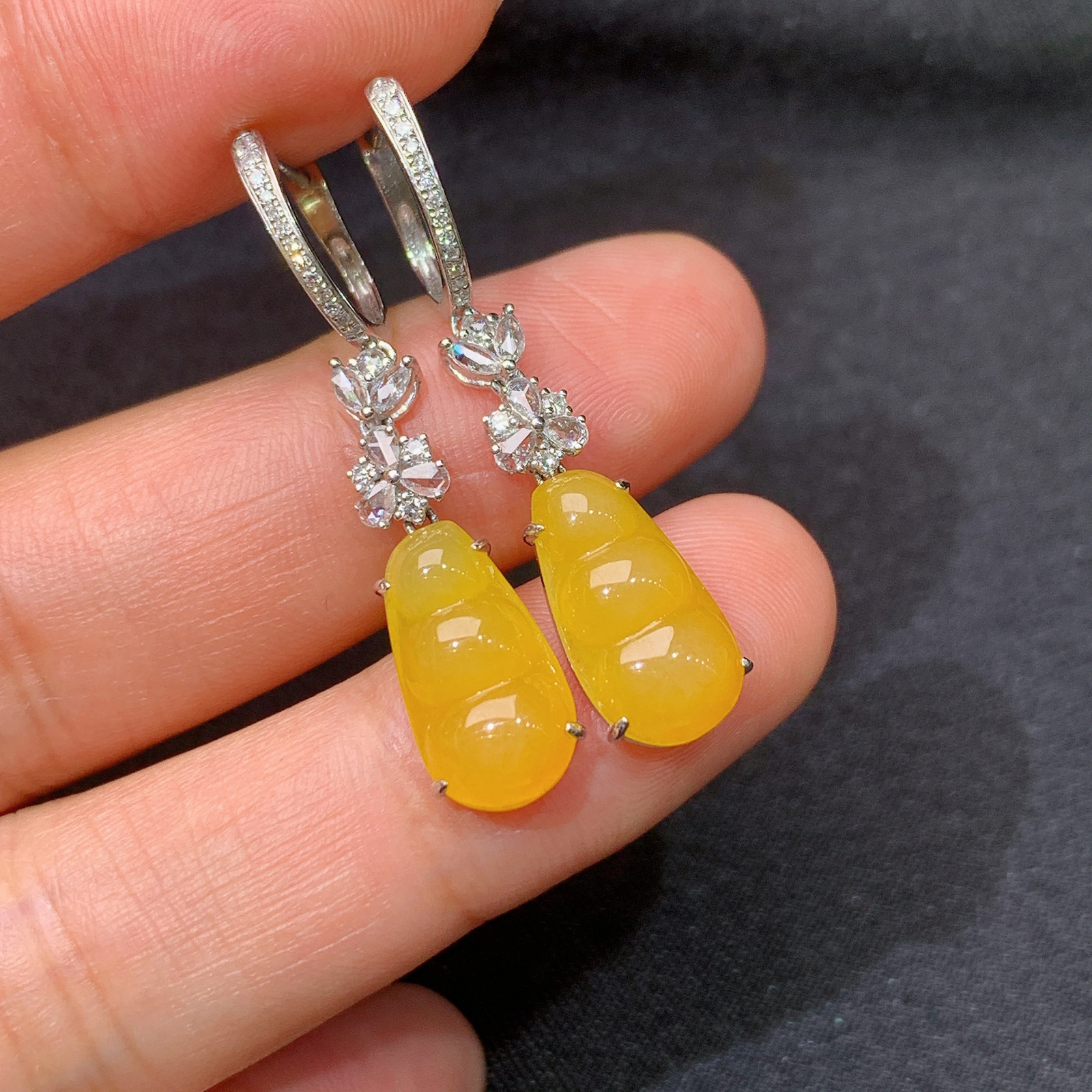 冰黄翡福豆耳坠，18k金镶嵌，色泽鲜艳，水色超佳，Ych 尺寸12.9*6.8*2.5