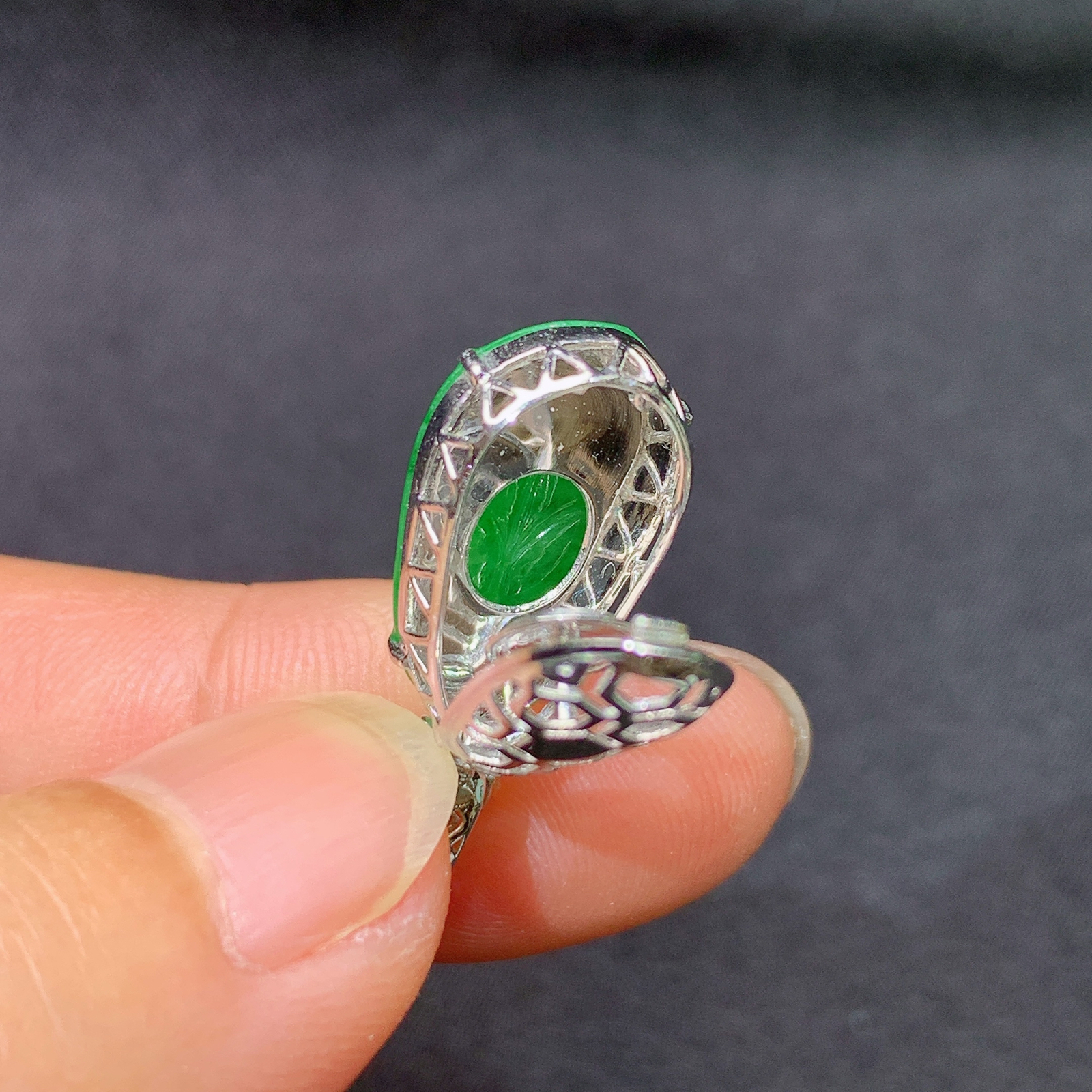 冰阳绿树叶吊坠，18k金镶嵌，冰润色阳，玉质细腻，种水足，Ych 尺寸23.2*9.3*6.6