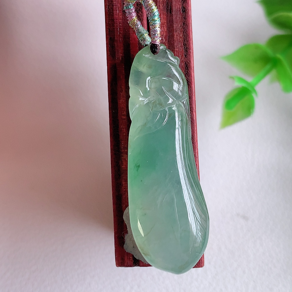 冰润精雕灵猴献瑞翡翠挂件  寓意“灵猴献瑞，多福多寿”天然特色冰绿料子，如此好看，如此美丽～遇到是缘，拥有是福，佩戴效果优雅迷人！无纹裂，性价比超值！W01.28  尺寸：36-12-6.8mm