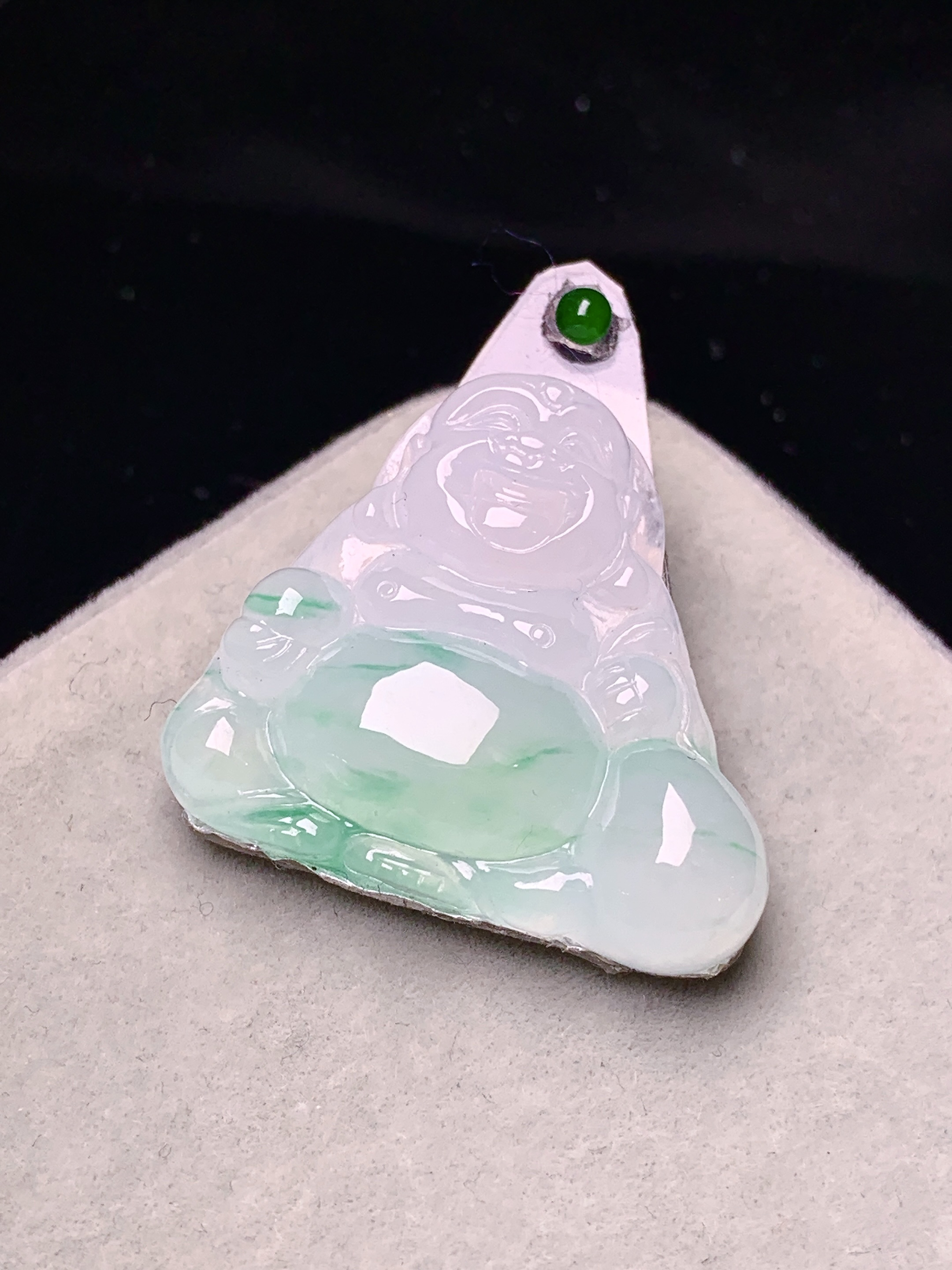 镶嵌款 飘绿佛公吊坠 玉质细腻 色泽艳丽清新 水润亮眼 整体尺寸24.2*26.5*5.8*2x