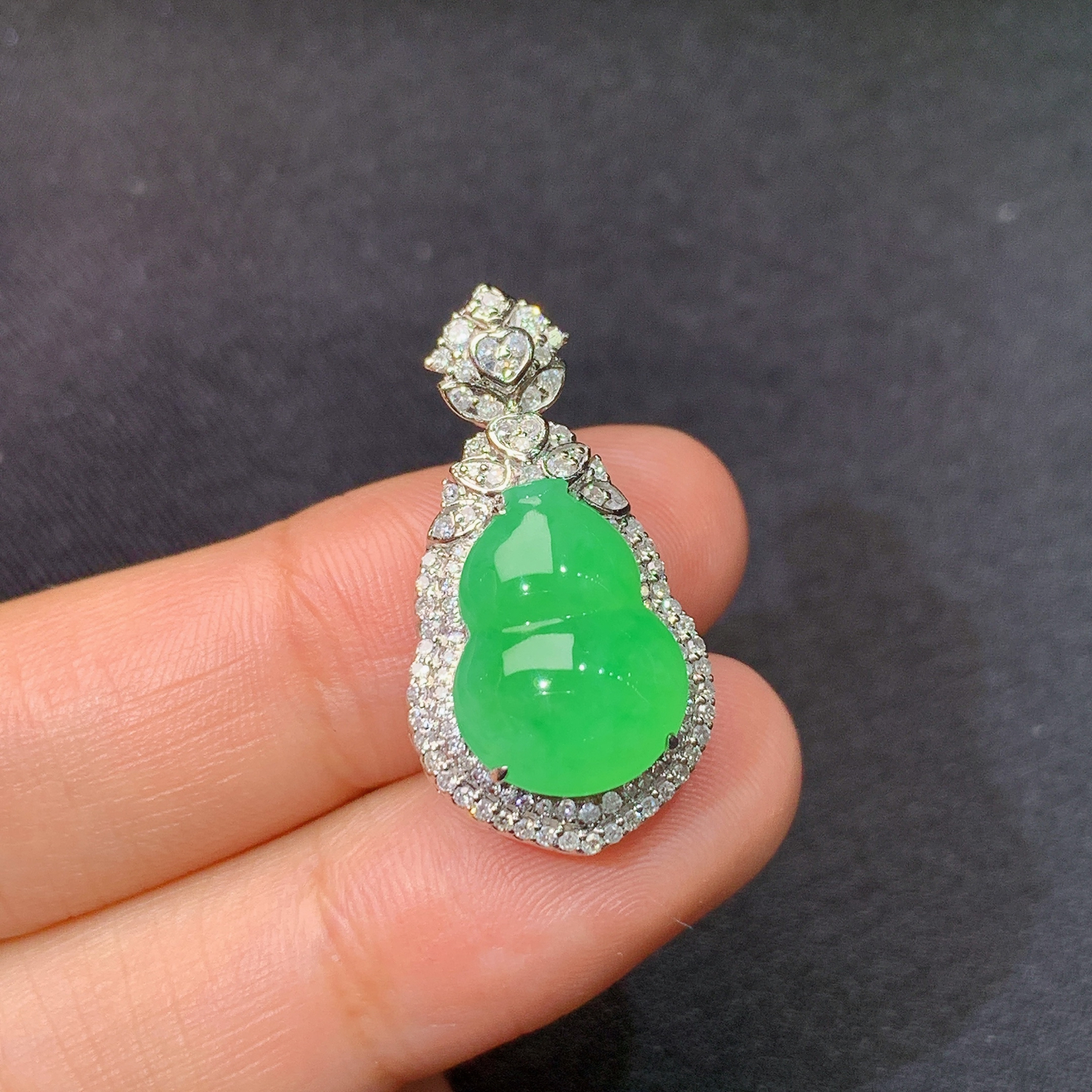 冰阳绿葫芦吊坠，18k金镶嵌，冰润色阳，玉质细腻，种水足，Yh1 尺寸27.1*14.1*9.6