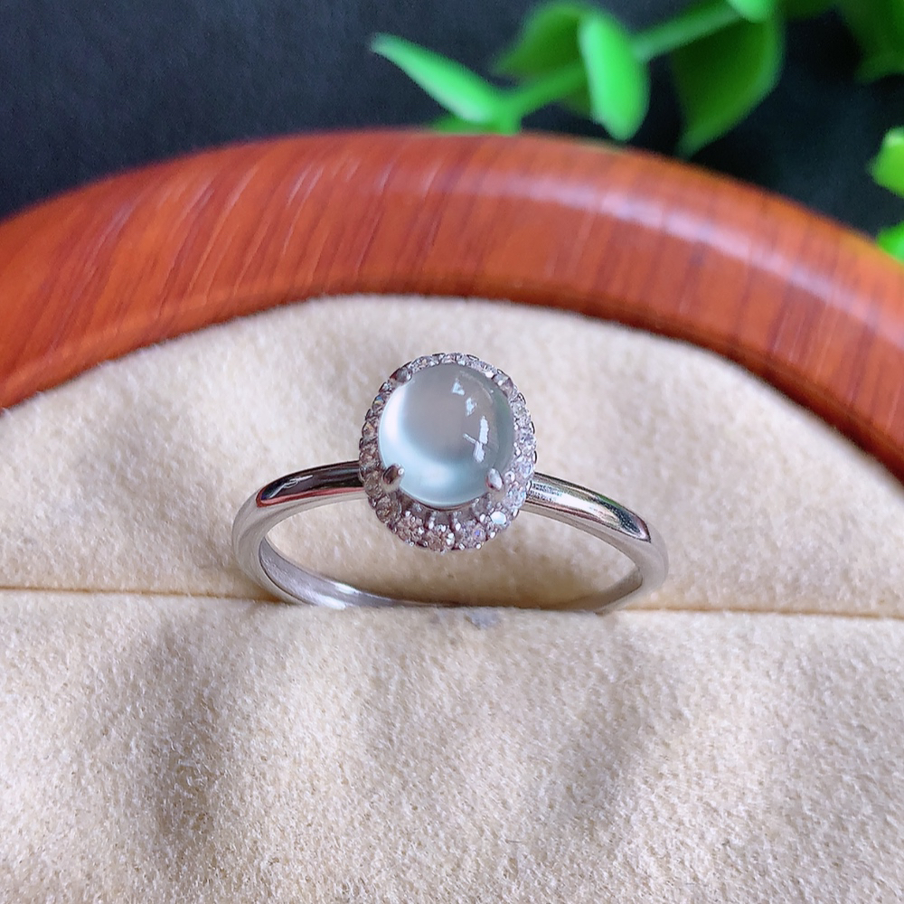 高冰精美环形翡翠戒指  玉质细腻  冰清玉润  飘花灵动  颜色漂亮  W815.28   内径尺寸：19.5-9.4-8.2mm  裸石尺寸：6.8-5.8mm