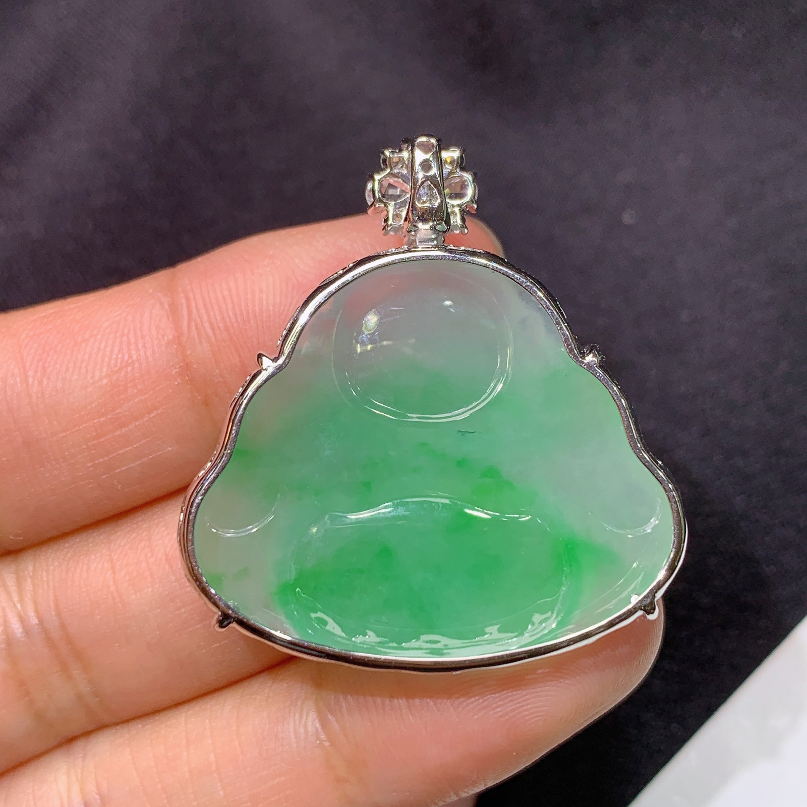 冰飘绿笑佛吊坠，18k金镶嵌，冰润色阳，品相好，种水足，Dd 尺寸35.1*32.6*8.8