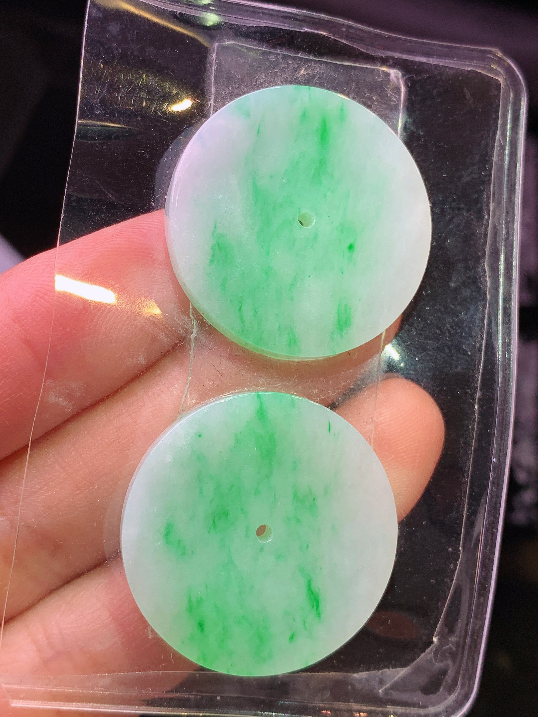 飘绿圆牌一对 玉质细腻 色泽艳丽清新 水润亮眼 整体尺寸25.8*3.2L2