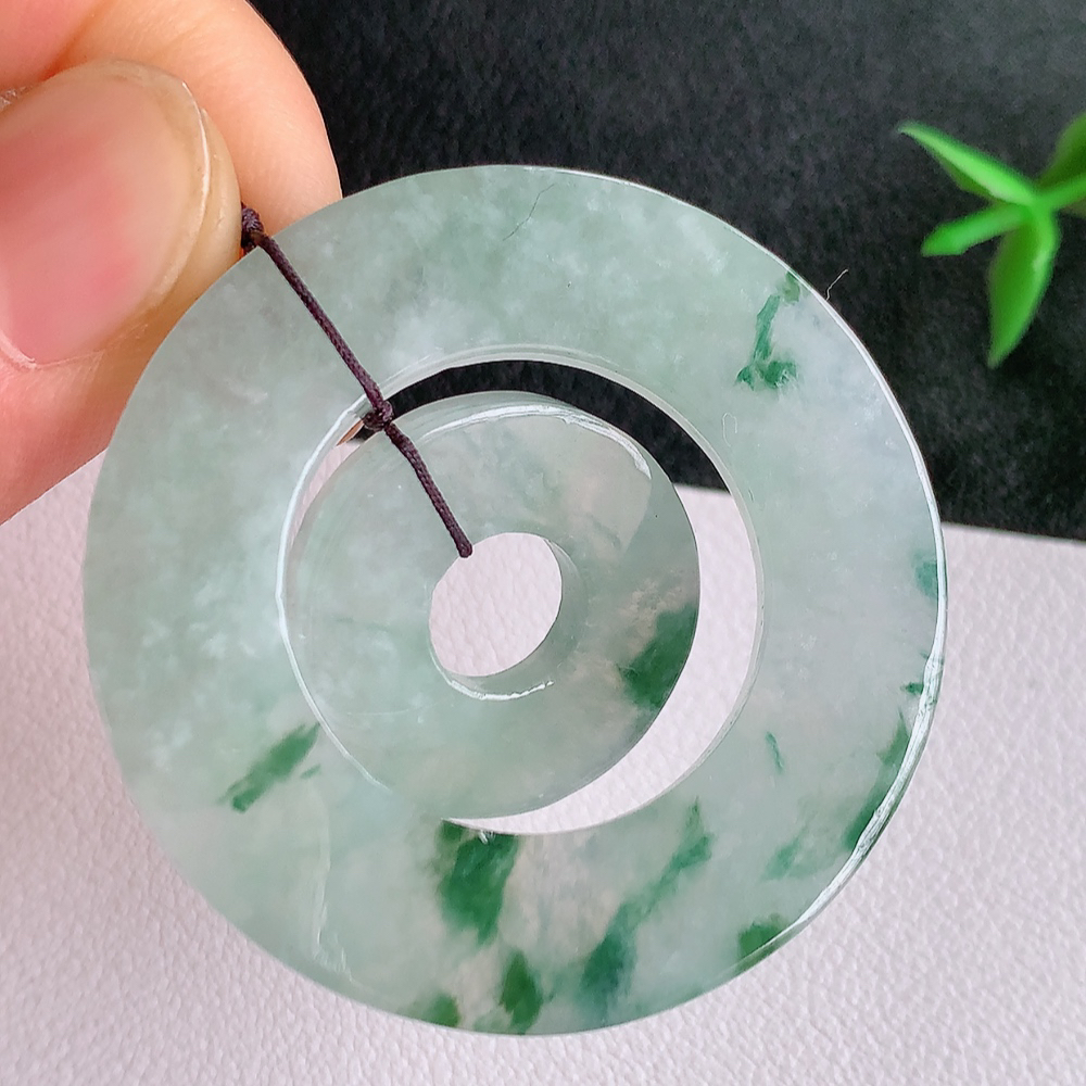 冰润飘花子母平安扣吊坠，厚装饱满，冰润剔透，细腻水足，种质润泽，飘花灵动，佩戴优雅大气，W49.28   尺寸：42.5-3.6mm