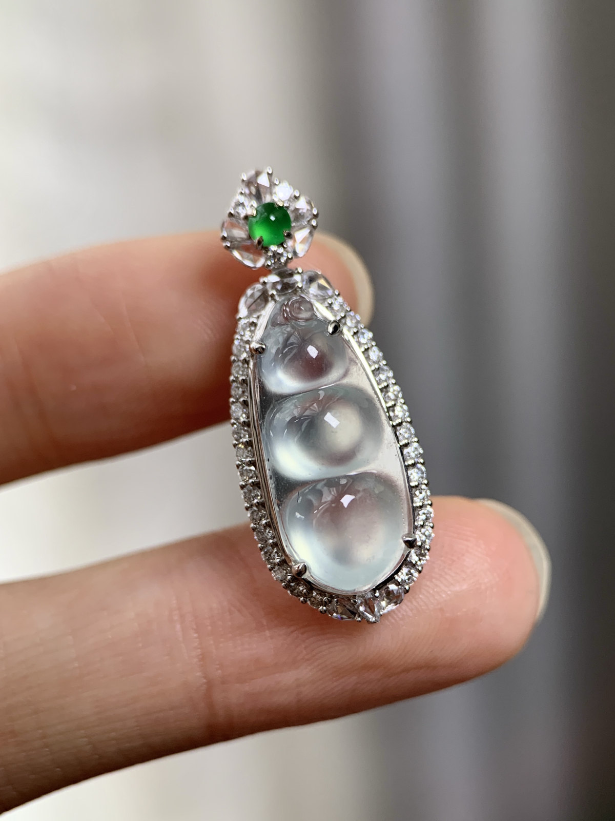 18K镶嵌白冰福豆吊坠

尺寸：18.4-8.4-4.5