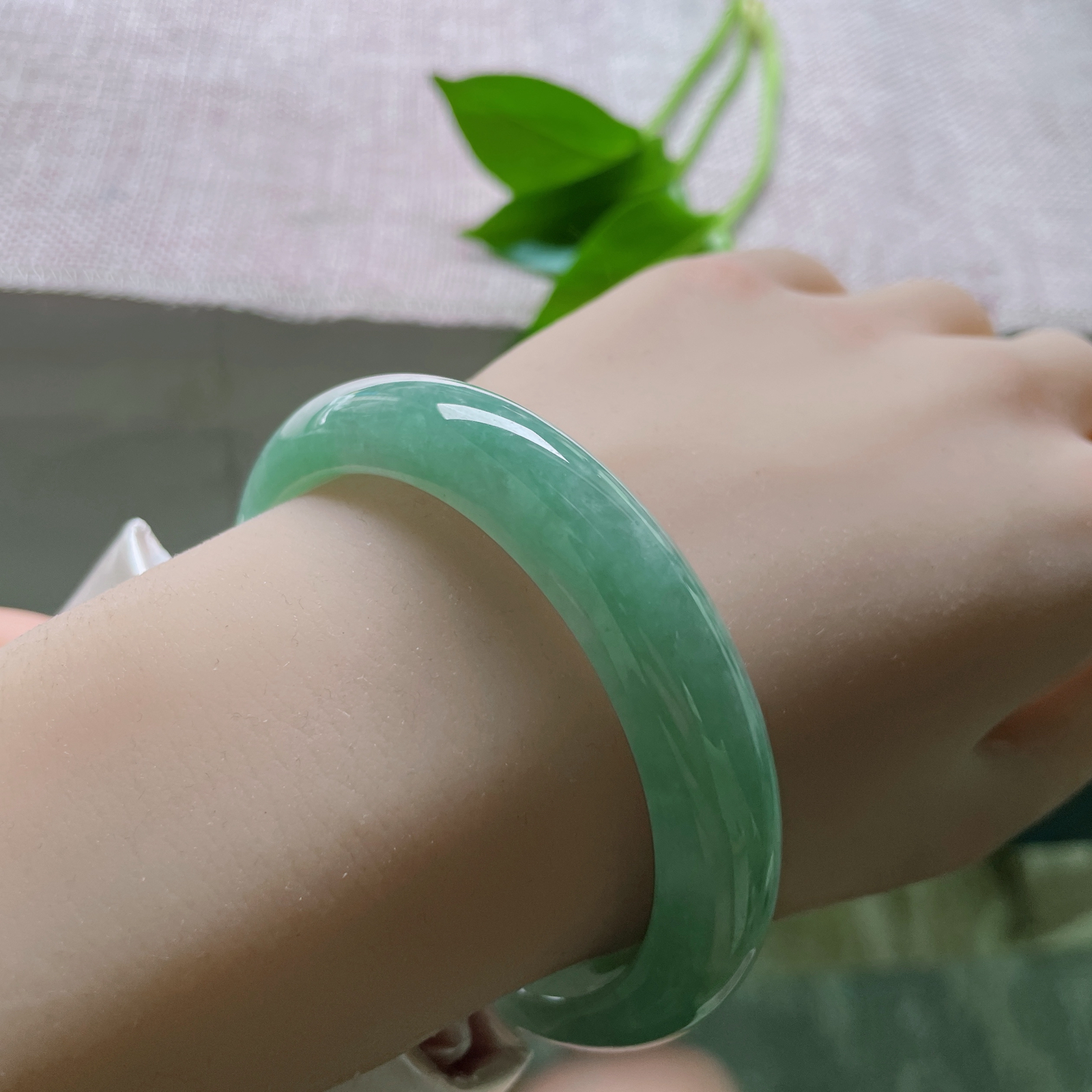 尺寸：55.8/11.7/7.9，绿底，水润，细腻，优雅，甜美，大气。