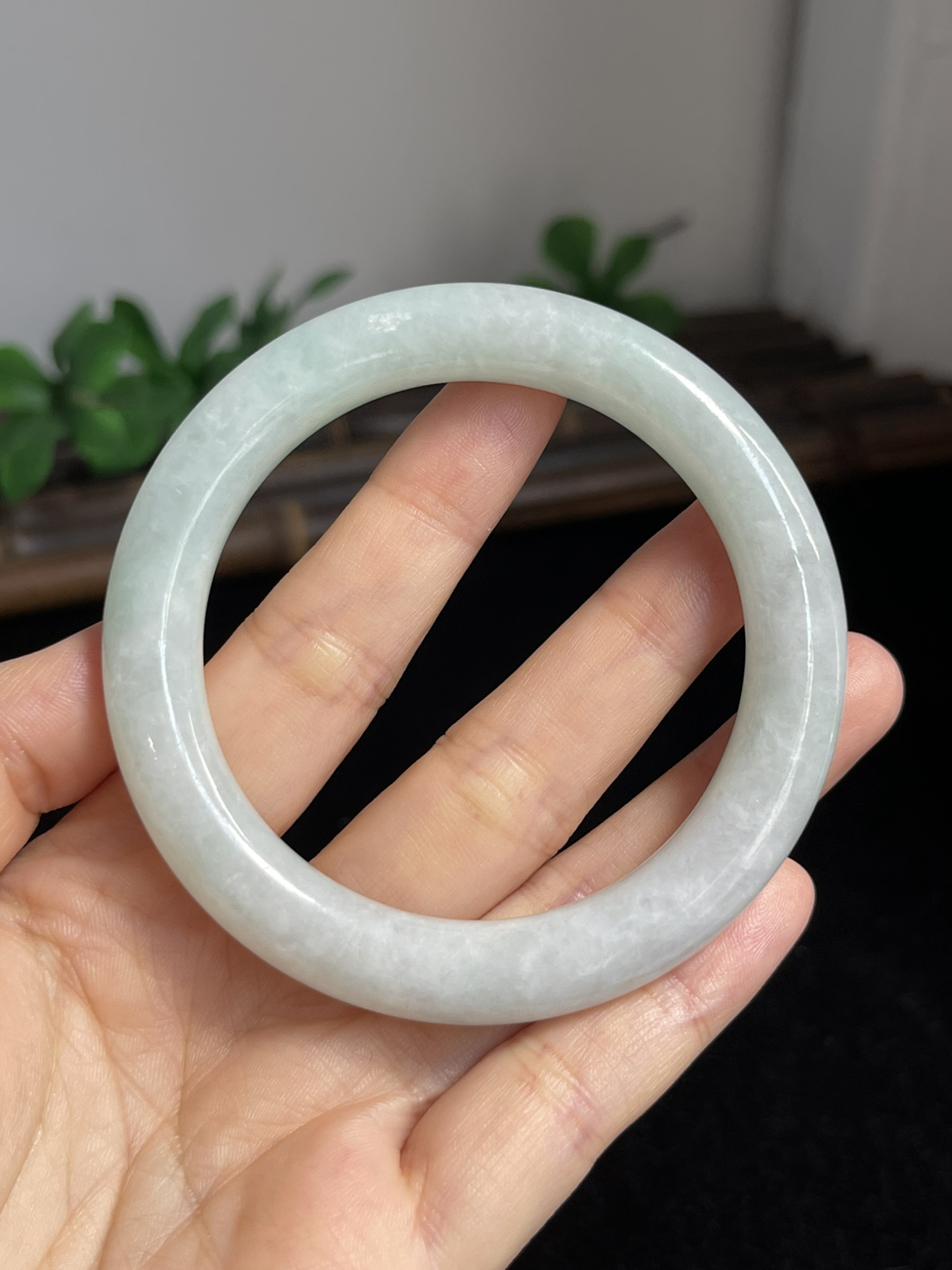 圆镯54圈口，翡翠糯化种白色手镯