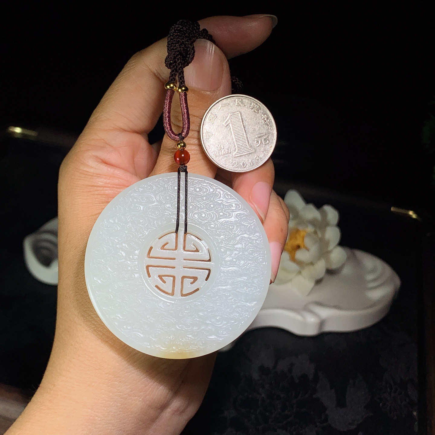 新疆和田玉且末糖大圆满挂件。尺寸55/8重50克 玉质细腻油润 底色纯净 脂粉好，品质好。lt260330