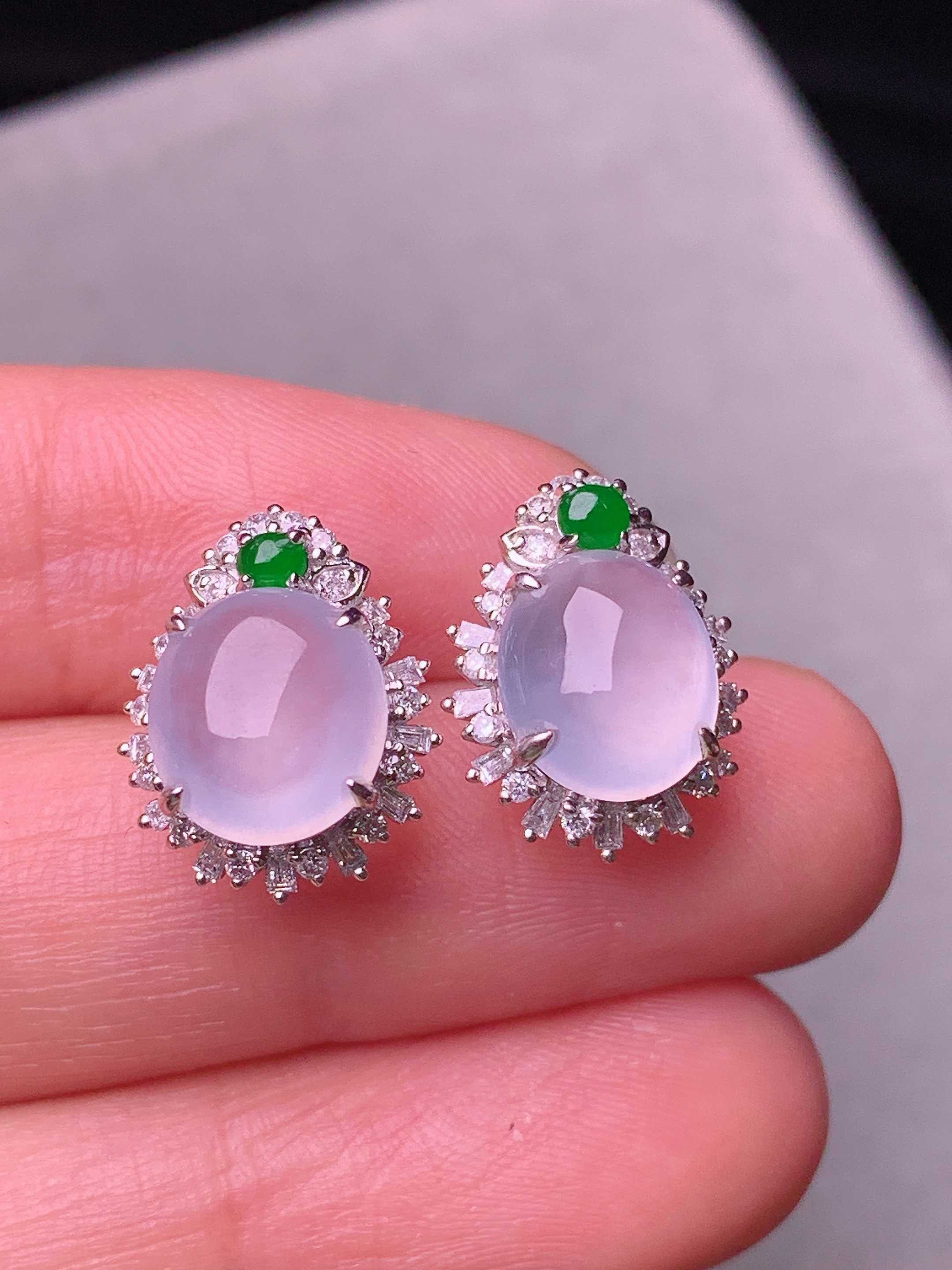 18k金钻镶嵌冰种蛋面耳钉 玉质细腻 色泽艳丽清新 水润亮眼 整体尺寸14.5*11.3*7.2b2