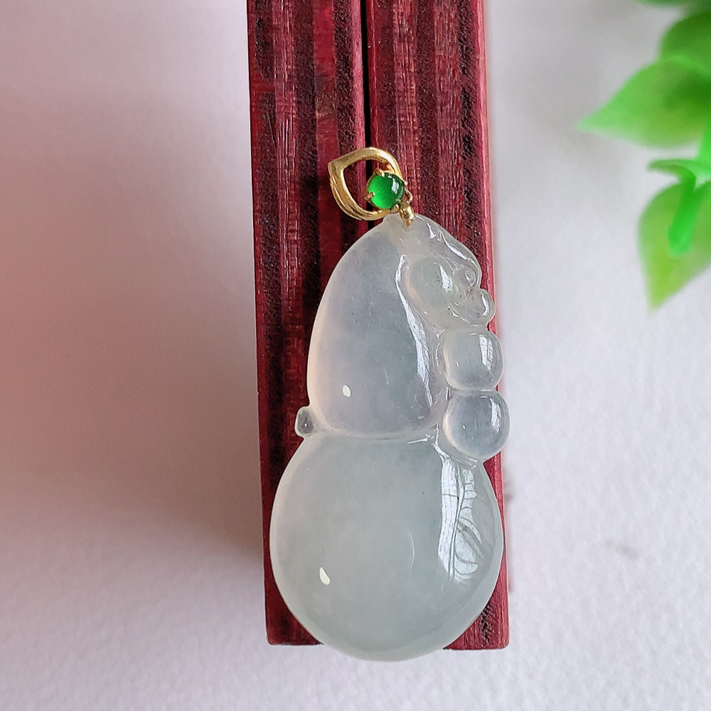 18k金扣冰润葫芦翡翠吊坠  寓意“福禄双全，加官进爵，财源滚滚” 莹润通透，抱满大气  清新脱俗    W01.28  尺寸：26-13.5-5mm
