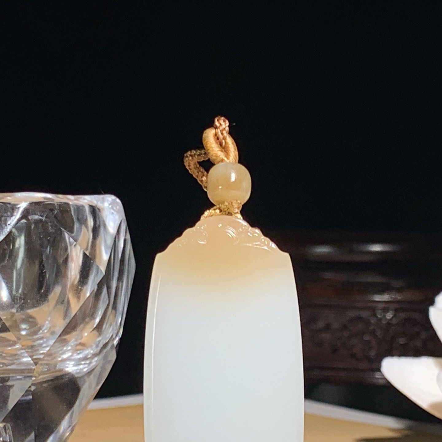 新疆和田玉且末糖平安无事牌挂件。尺寸44/24/10重26克 玉质细腻油润 底色纯净 脂粉好，品质好。lt260330