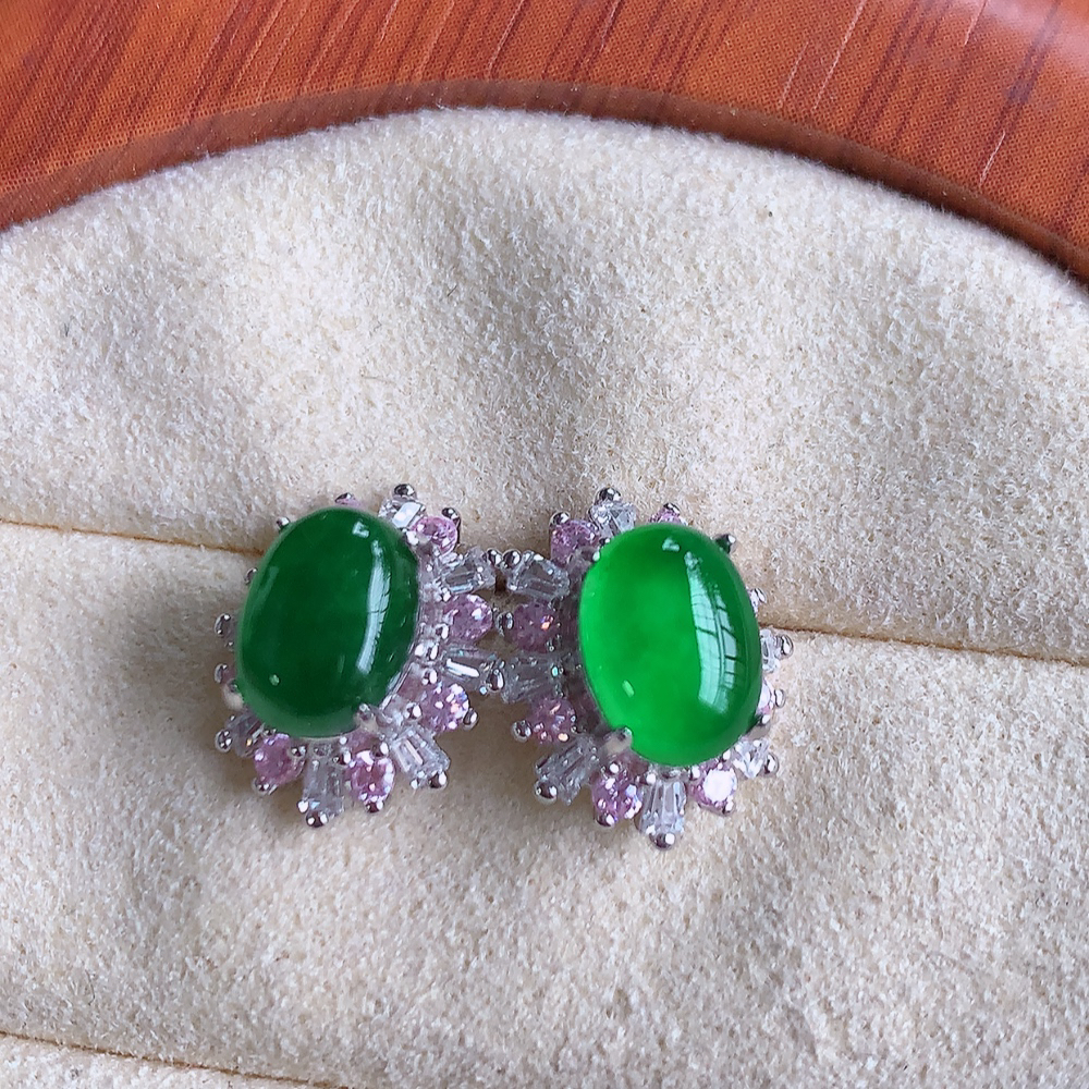 冰满绿翡翠925银镶嵌耳钉，自然光实拍，翠色灵动，颜色漂亮，种老水足，品相佳，佩戴佳品！W502.28  取一整体尺寸：12.8-11-7mm  裸石尺寸：8-6mm