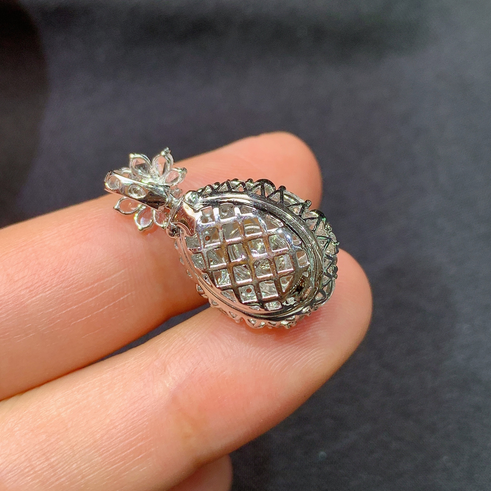 冰阳绿蛋面吊坠，18k金镶嵌，冰润色阳，玉质细腻，种水足，C2 尺寸24.1*13.5*11.3