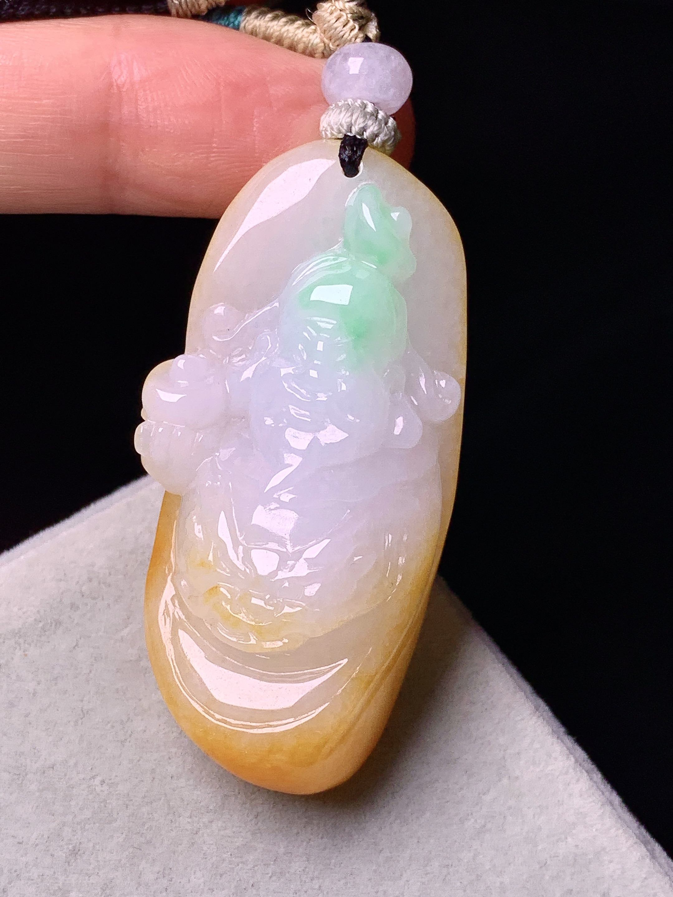 飘黄绿翡财神爷吊坠 玉质细腻 色泽艳丽清新 水润亮眼 整体尺寸46.8*23.6*13.8w1