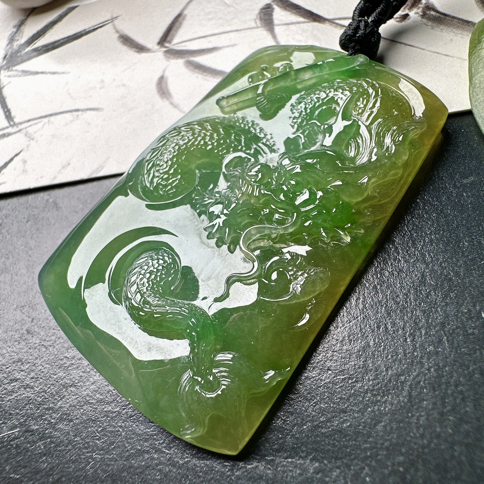 【冰种黄加绿龙牌】冰润细腻，冰感好，质地很不错。雕工精细，佩戴效果好，背面一刀切