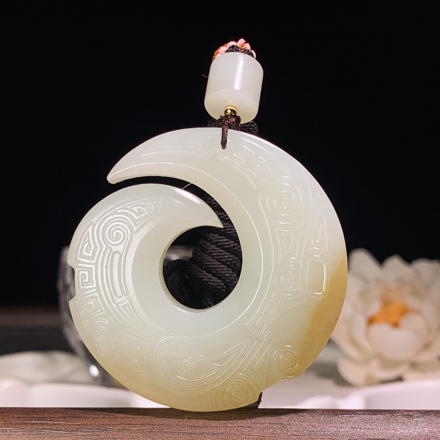 新疆和田玉且末糖时来运转挂件。尺寸50/10重50克 玉质细腻油润 底色纯净 脂粉好，品质好。lt260330