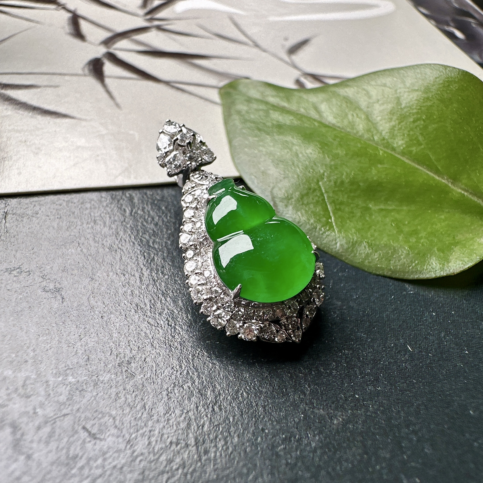【冰种满绿葫芦吊坠】质地细腻，冰润起光，胶感强烈，冰感明显，18K金钻精美镶嵌，裸石尺寸11.8*8