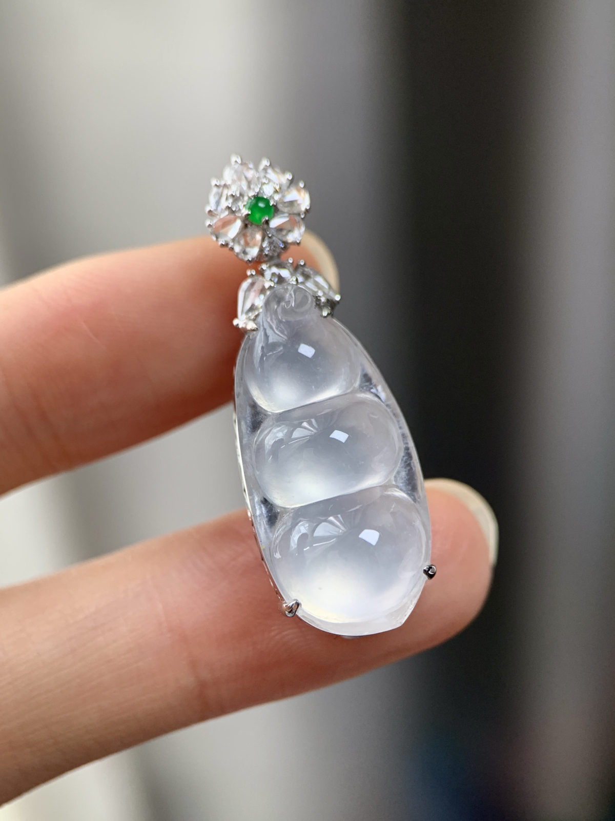 18K镶嵌白冰福豆吊坠

尺寸：23.4-12.2-4.4