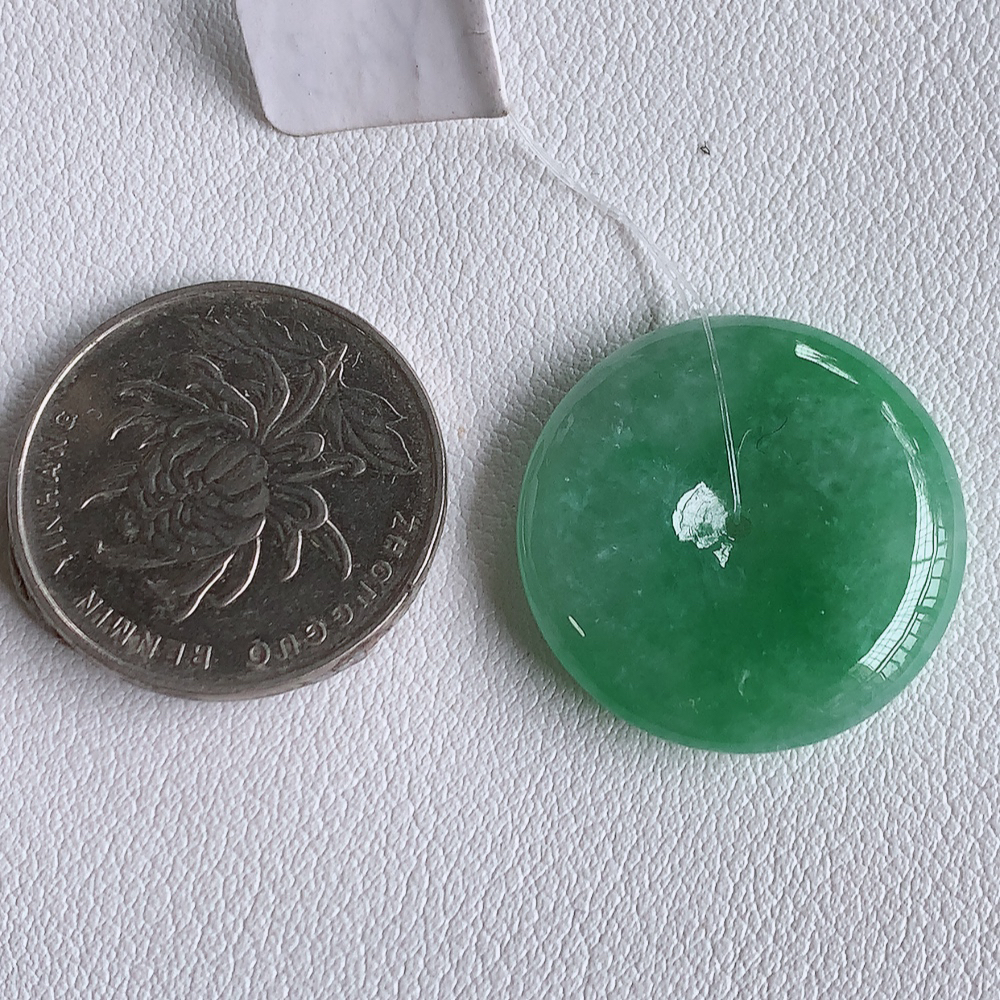 冰润满绿平安扣吊坠，厚装饱满，冰润剔透，细腻水足，种质润泽，飘花灵动，佩戴优雅大气，W49.28   尺寸：24.8-5.8mm