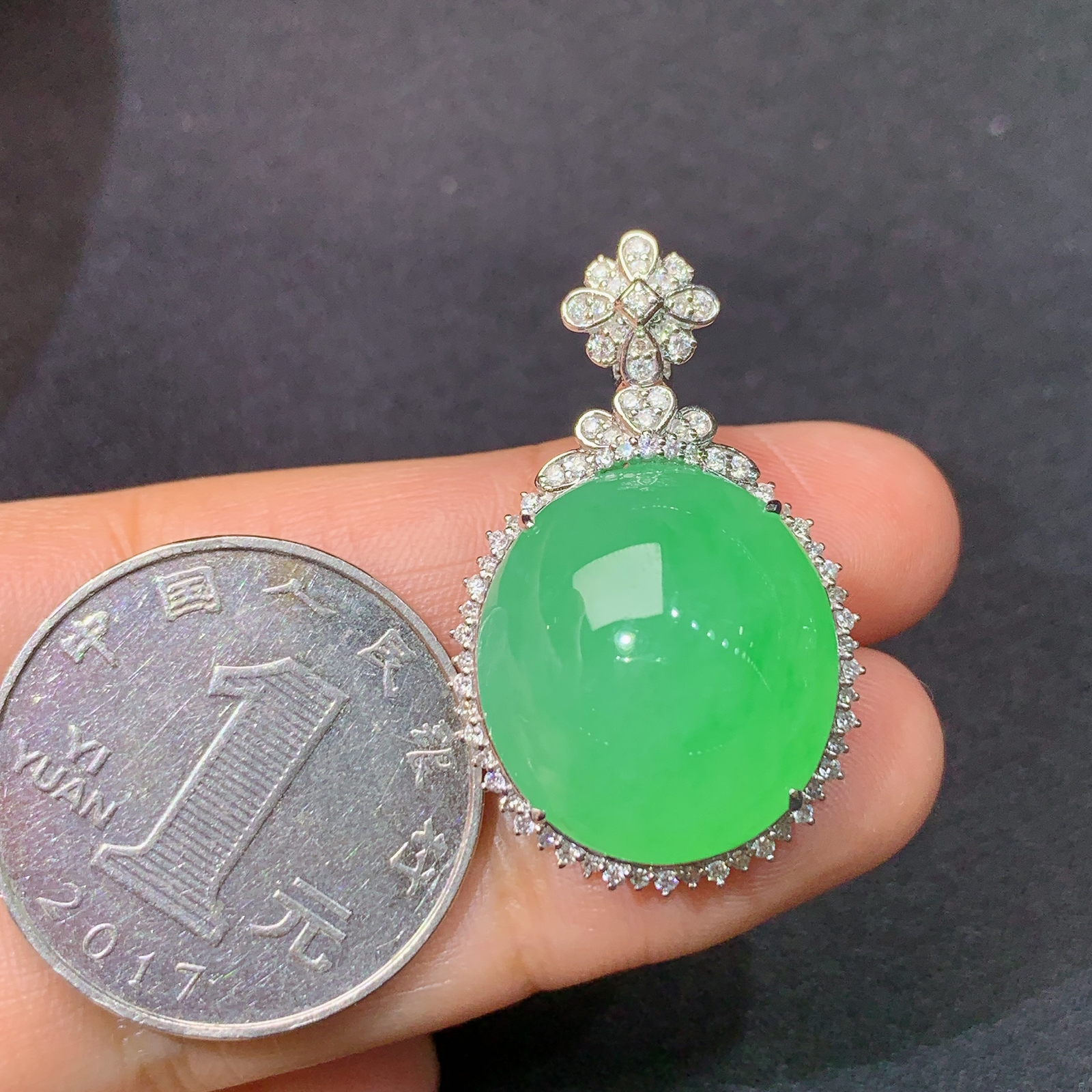 冰翠绿蛋面吊坠，18k金镶嵌，冰润色阳，玉质细腻，种水足，Xj 尺寸32.7*20.4*12.2 F1