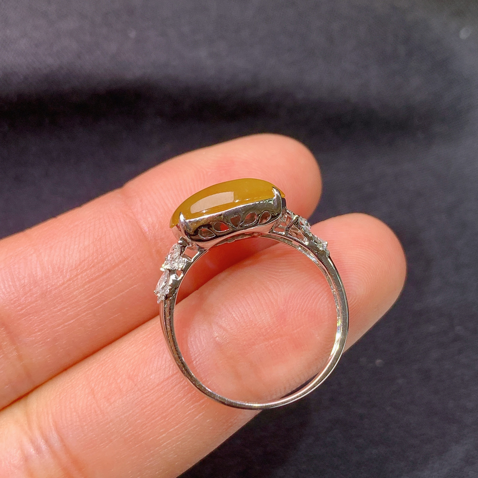 冰黄翡葫芦戒指，18k金镶嵌，色泽鲜艳，水色超佳，Kf 尺寸10.9*11.7*3