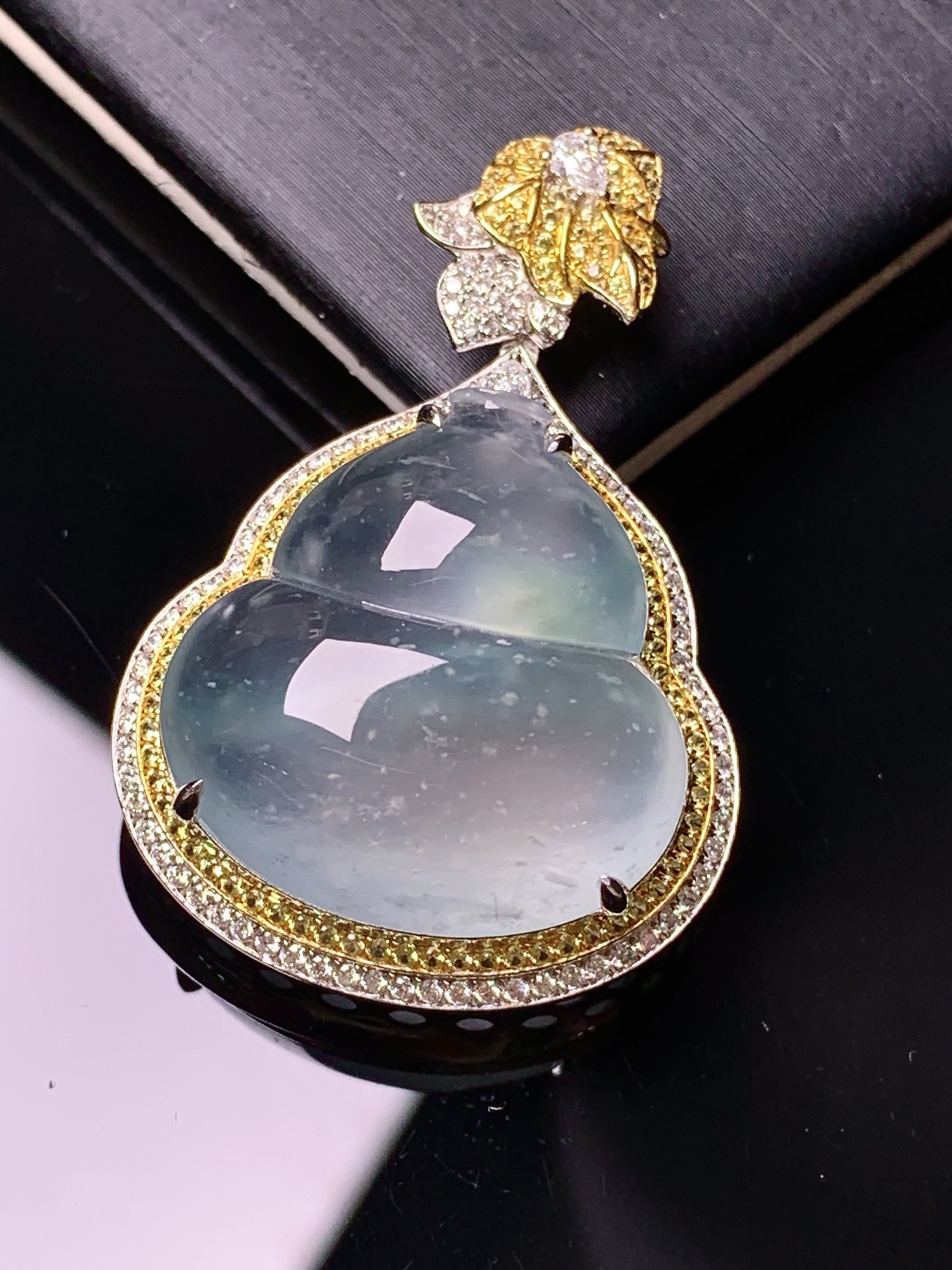 18k金钻镶嵌冰种葫芦吊坠 玉质细腻 色泽艳丽清新 水润亮眼 整体尺寸38*25.5*11.6m5