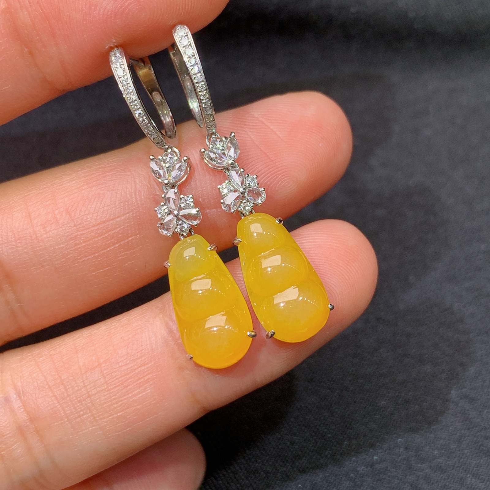 冰黄翡福豆耳坠，18k金镶嵌，色泽鲜艳，水色超佳，Ych 尺寸12.9*6.8*2.5