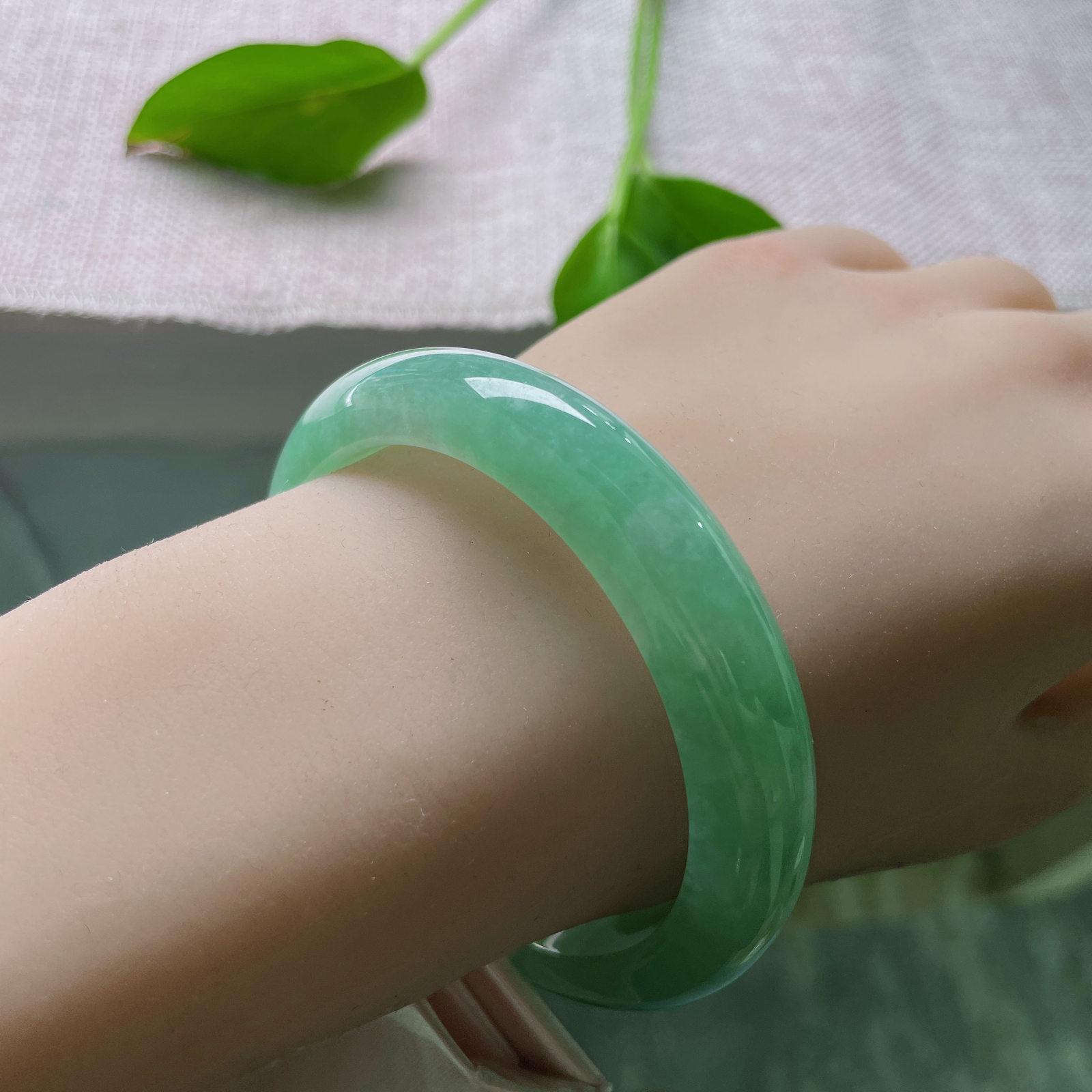 尺寸：55.9/12.1/8.4，绿底正圈，满绿贵气，充满青春的气息，活力四射。