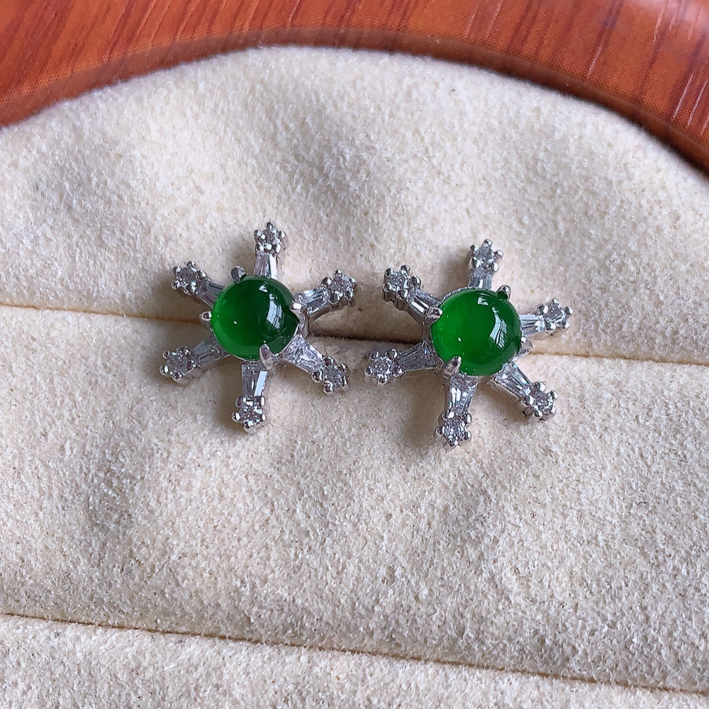 冰满绿翡翠925银镶嵌耳钉，自然光实拍，翠色灵动，颜色漂亮，种老水足，品相佳，佩戴佳品！W502.2