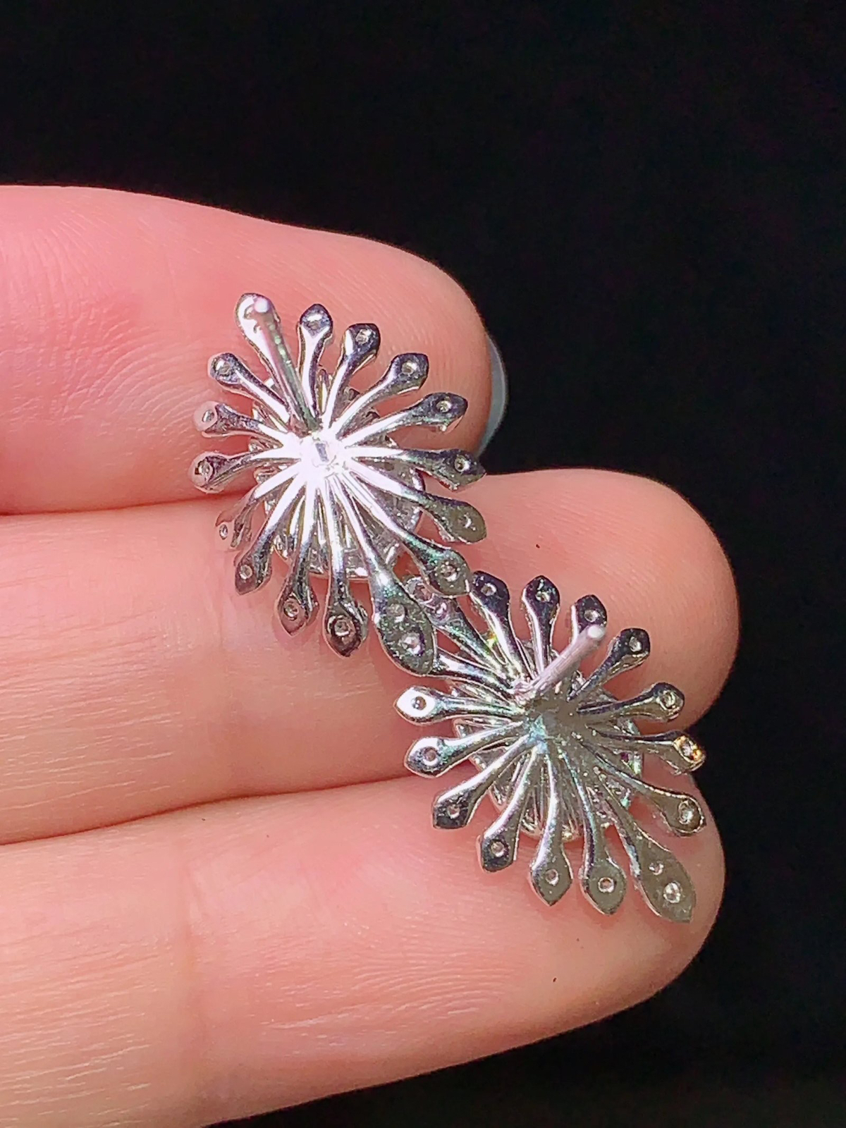 18k金钻镶嵌翠绿葫芦耳钉 玉质细腻 色泽清新艳丽 整体尺寸18.5*12.2*6