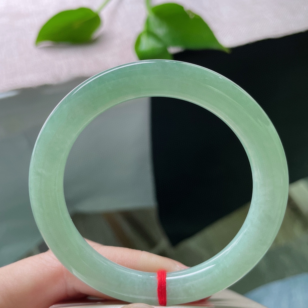 55.3/9.3果绿圆条，水润细腻，清新简约，秀丽倾心