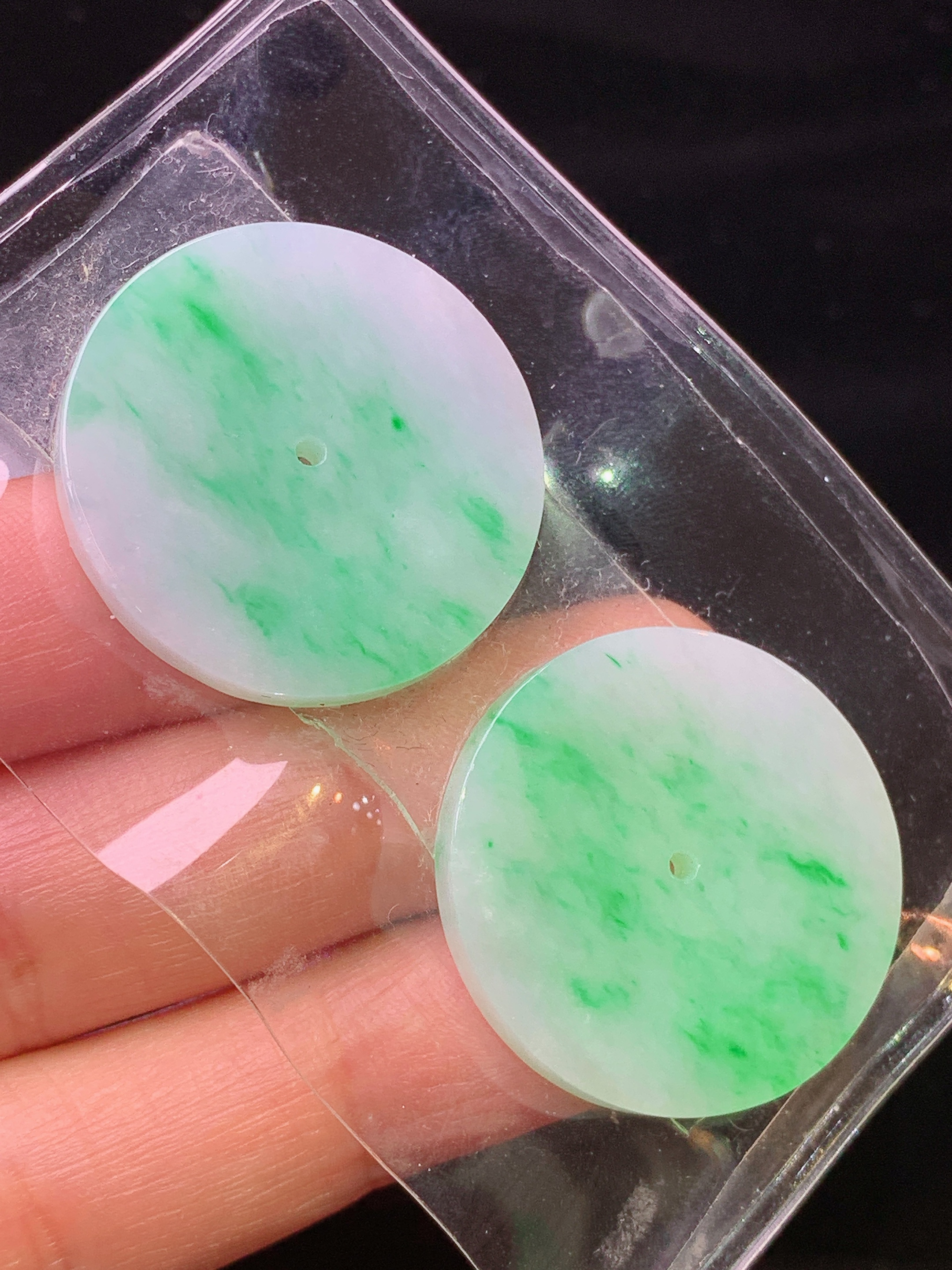 飘绿圆牌一对 玉质细腻 色泽艳丽清新 水润亮眼 整体尺寸25.8*3.2L2