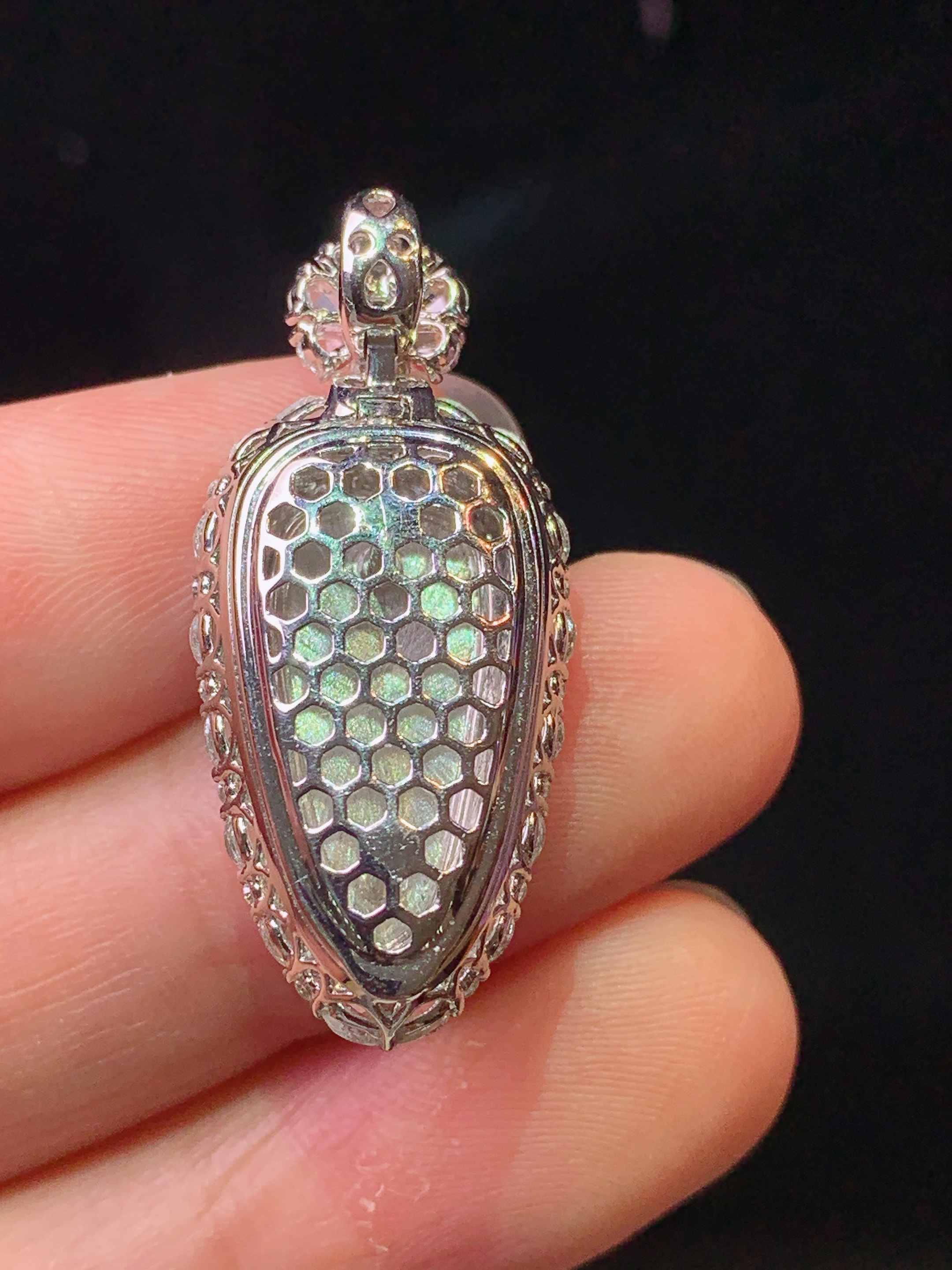 18k金钻镶嵌满绿树叶吊坠 玉质细腻 色泽艳丽清新 水润亮眼 整体尺寸31.8*14*8.5m5