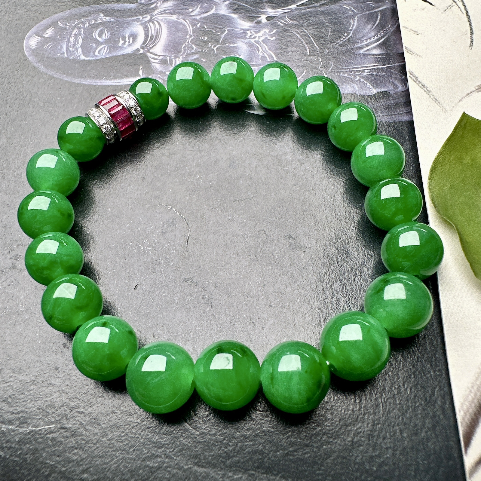 【冰种满绿圆珠手串】冰感十足，通透闪亮，颜色很艳丽，收藏品质，推荐入手。直径8.3-9.8之间