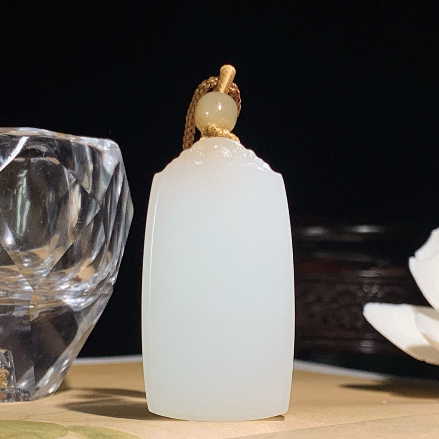 新疆和田玉且末糖平安无事牌挂件。尺寸44/24/10重26克 玉质细腻油润 底色纯净 脂粉好，品质好。lt260330