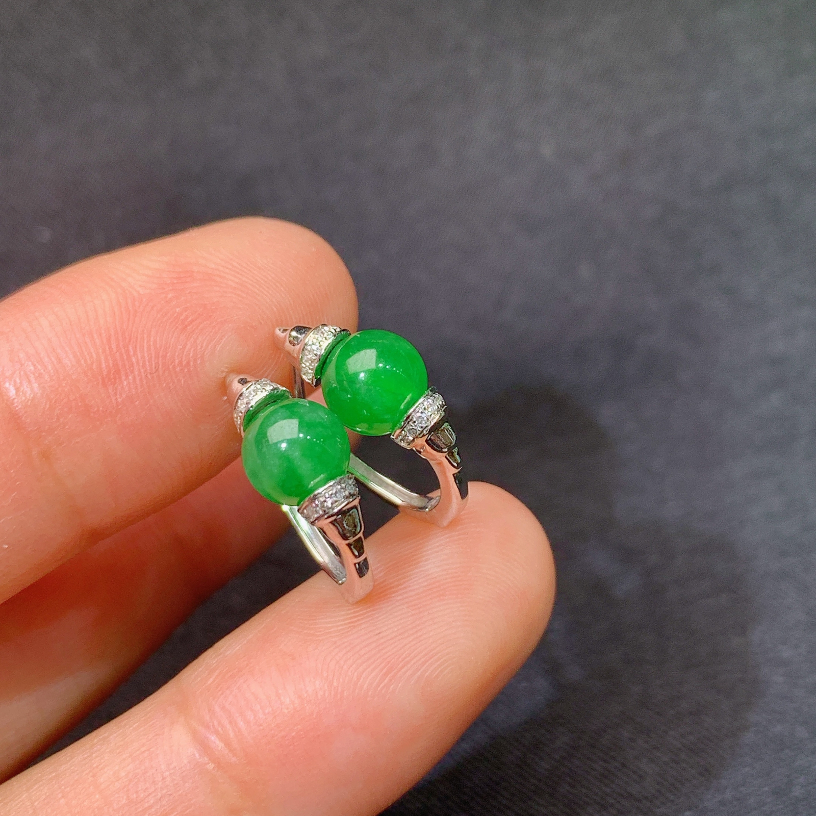 冰阳绿圆珠耳扣，18k金镶嵌，简约时尚，冰润色阳，种水足，Xy 尺寸5.7