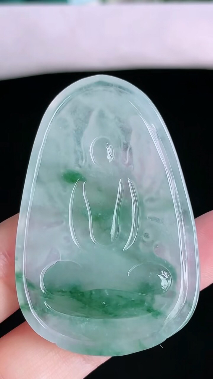 【翡翠名称】老坑种冰飘花千手观音挂件
【翡翠尺寸】59.9/38.8/5.5mm
【翡翠描述】宝贝种老水足，玉质细腻，色泽靓丽，性价比高，佩戴效果好！
【其它赠送】权威证书/精美挂绳盒子/支持全国复检