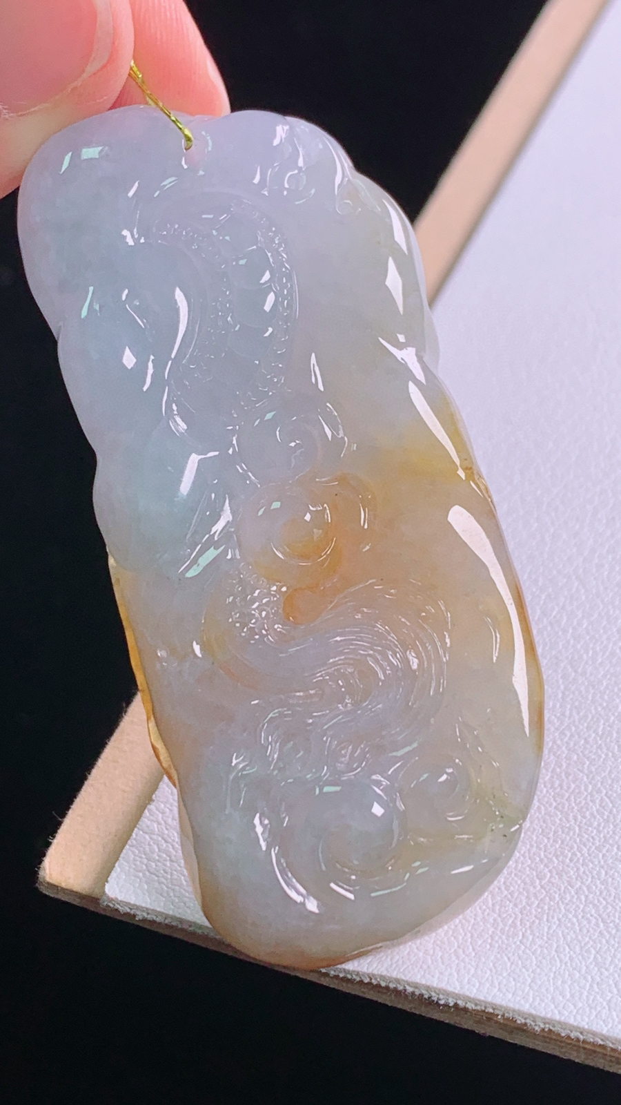 黄翡龙牌
天然黄翡，雕工精湛，霸气
尺寸:62.2-27.0-16.7mm