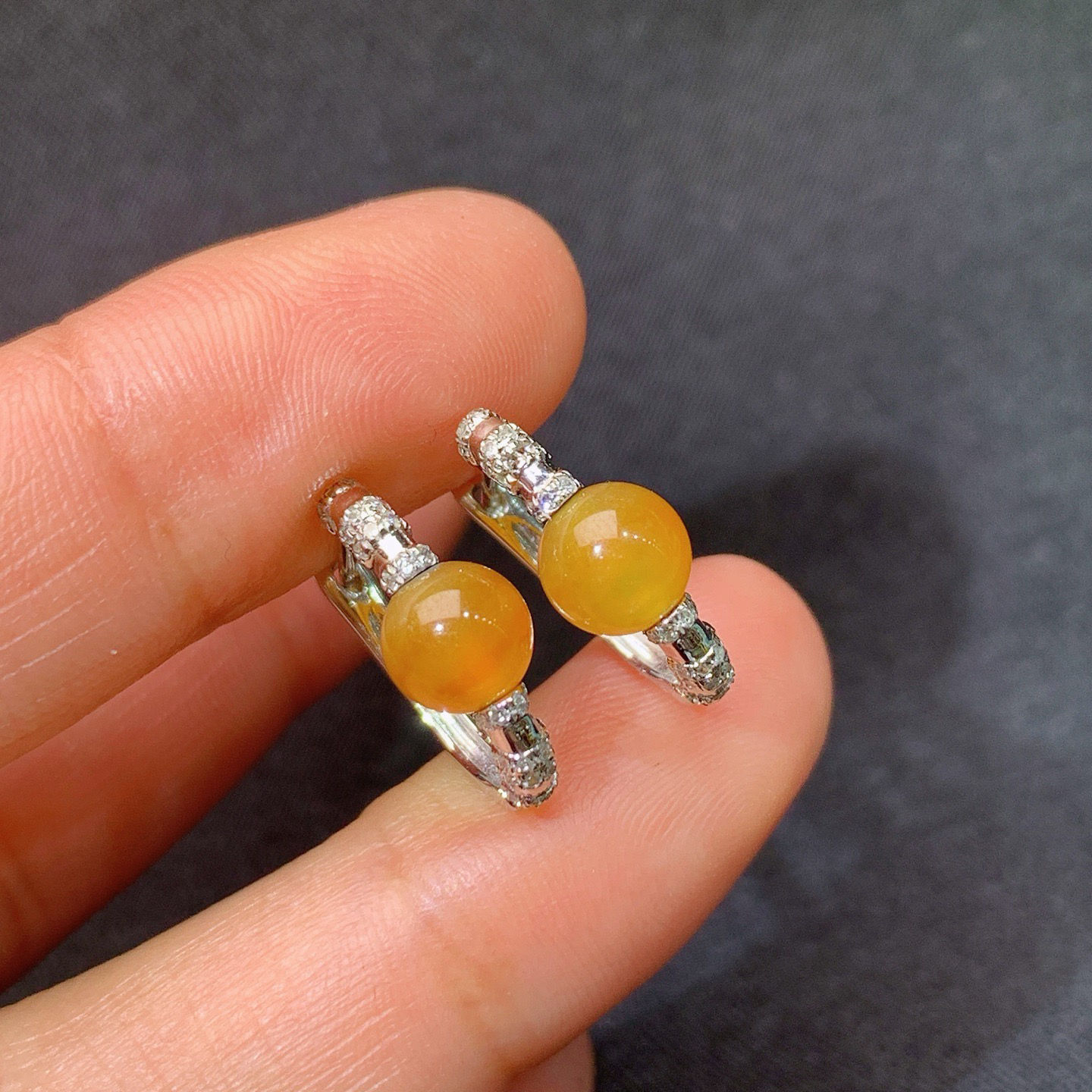 冰黄翡圆珠耳扣，18k金镶嵌，简约时尚，冰润鲜艳，种水足，Xy 裸石5.8