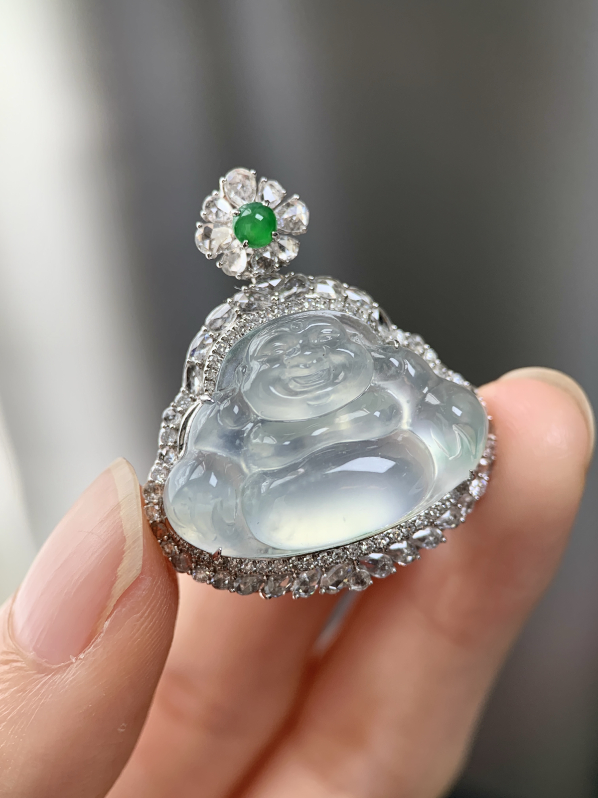 18K镶嵌白冰佛公吊坠
尺寸：16.9-24.1-5